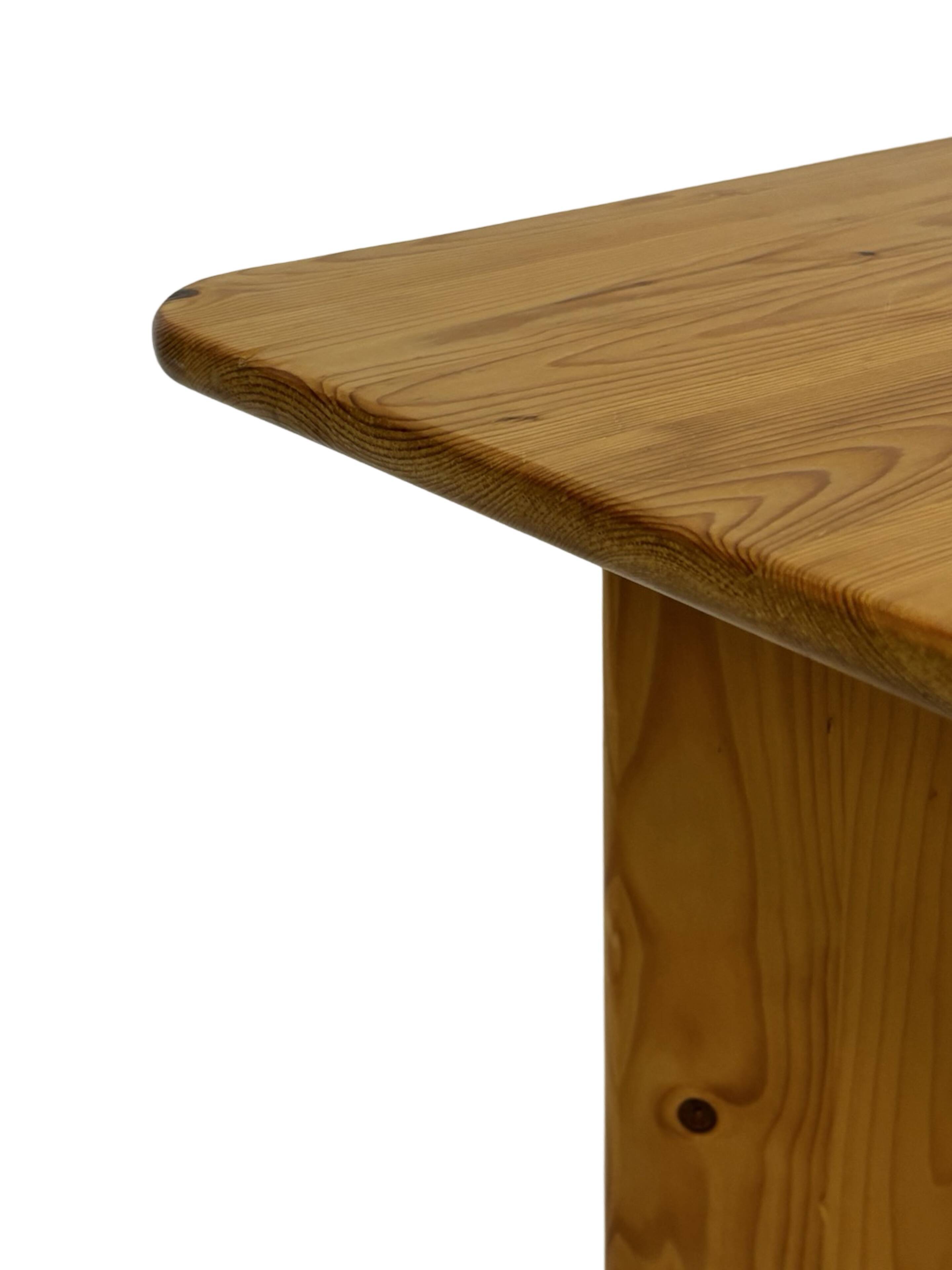 Table basse / table d'appoint vintage en pin au design organique minimaliste
