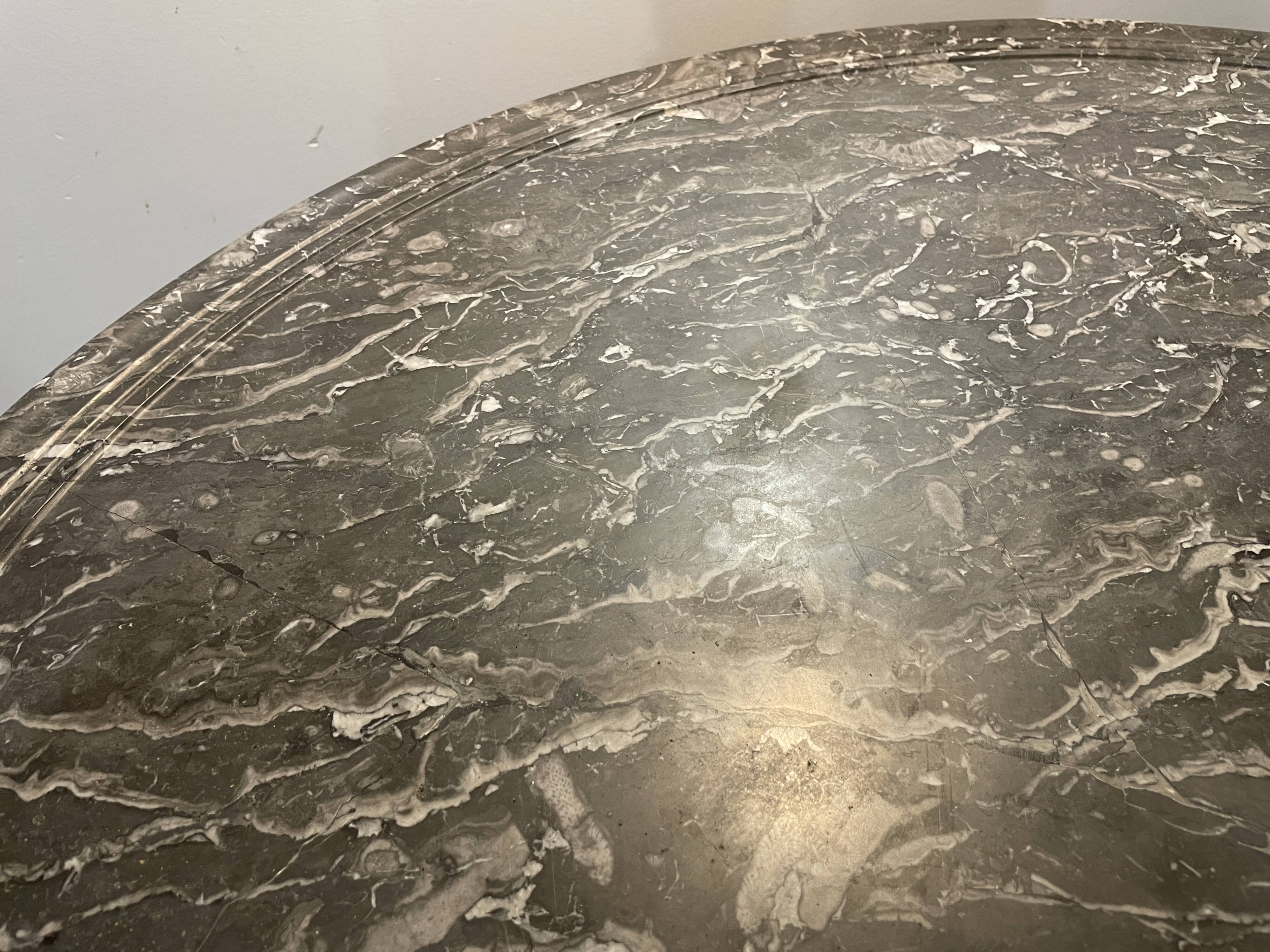 Table  ronde en marbre gris veiné
