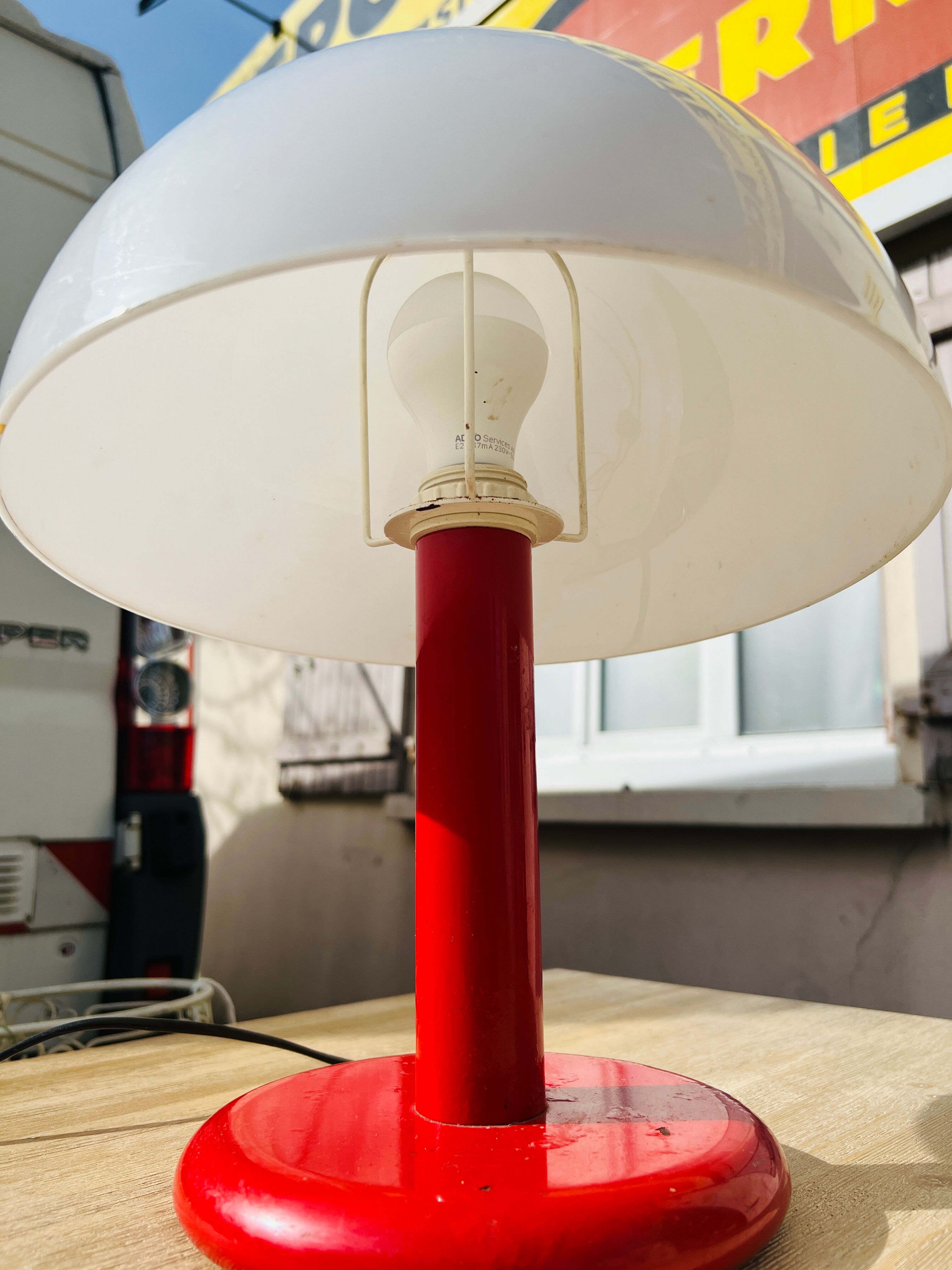 Lampe de bureau en métal laqué