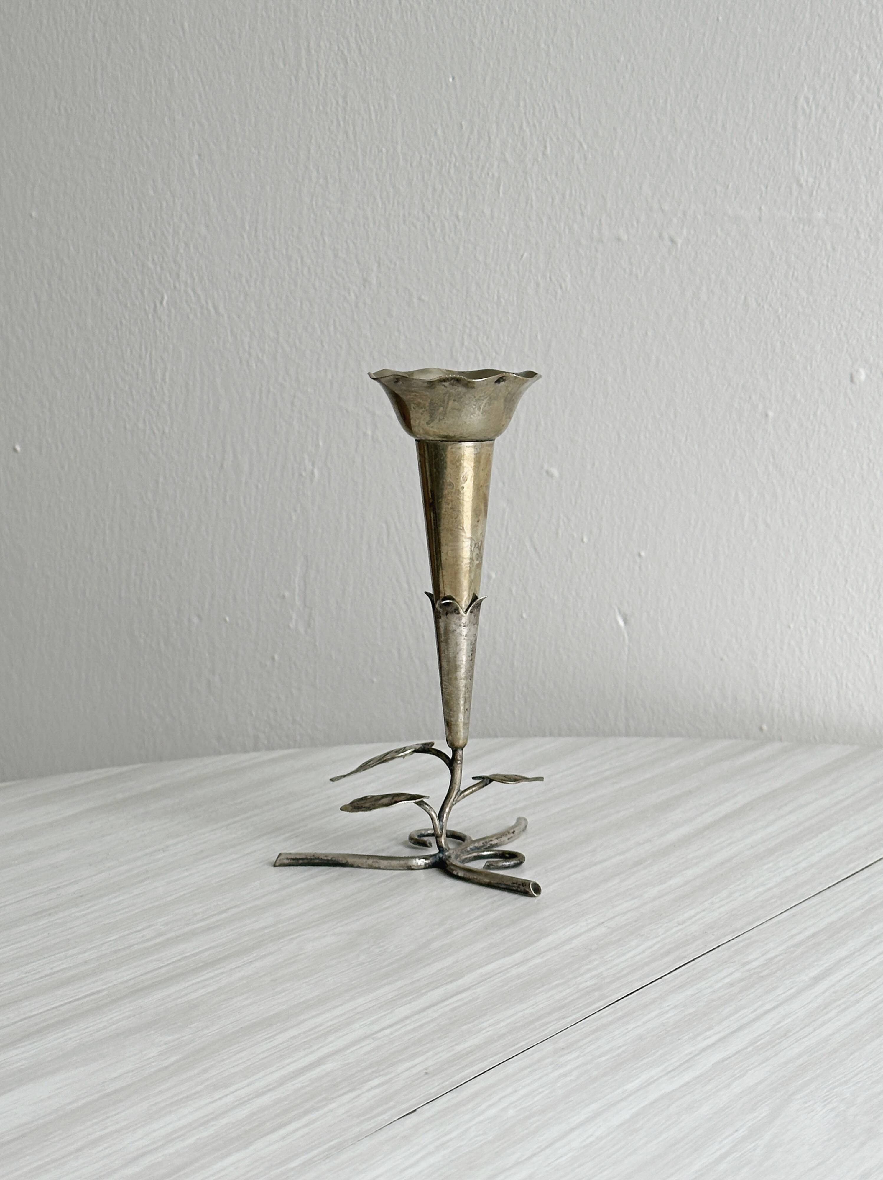 Small vintage metal soliflore vase, very lightweight.
