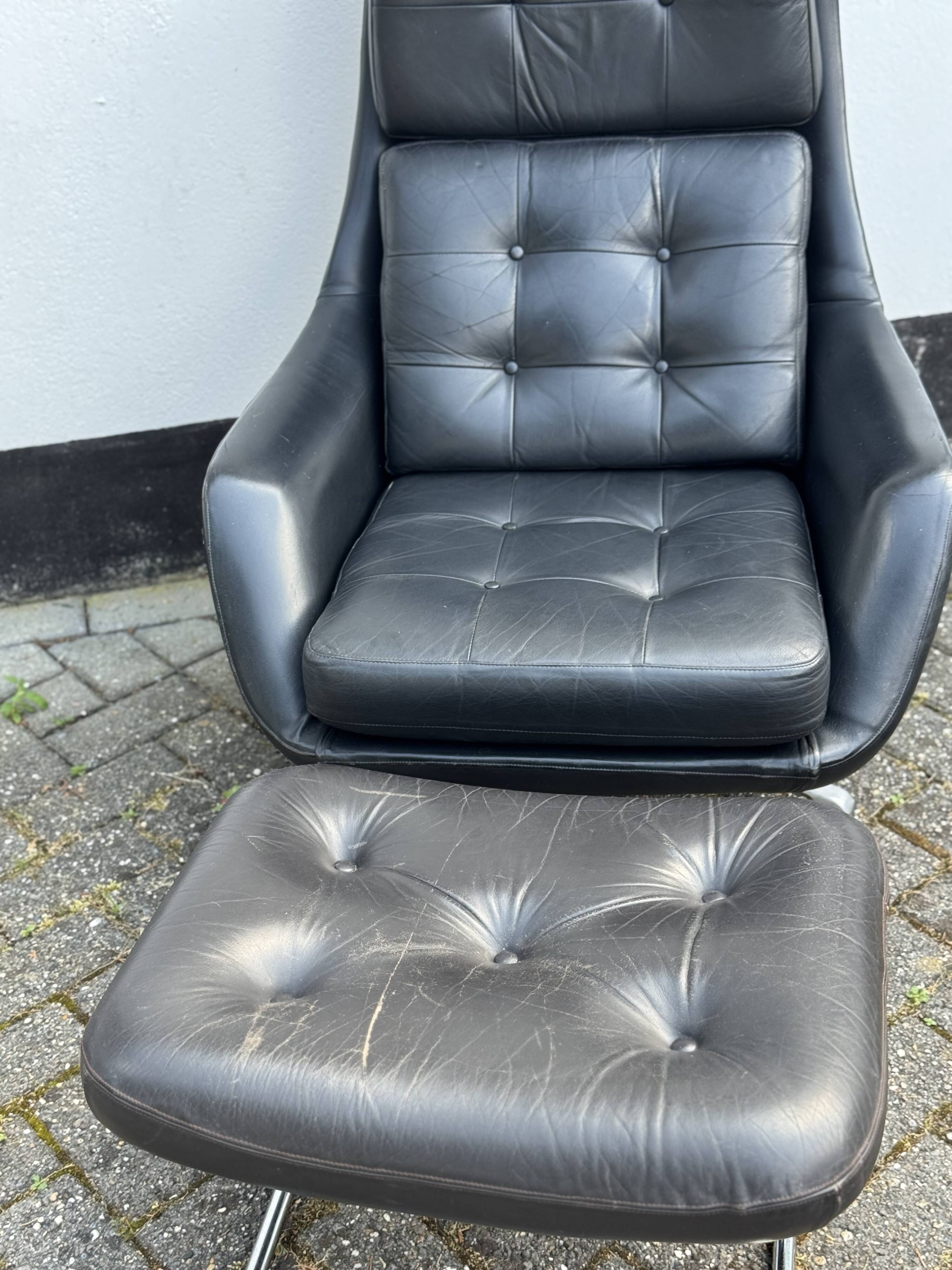 Fauteuil pivotant vintage Bramia avec repose-pieds