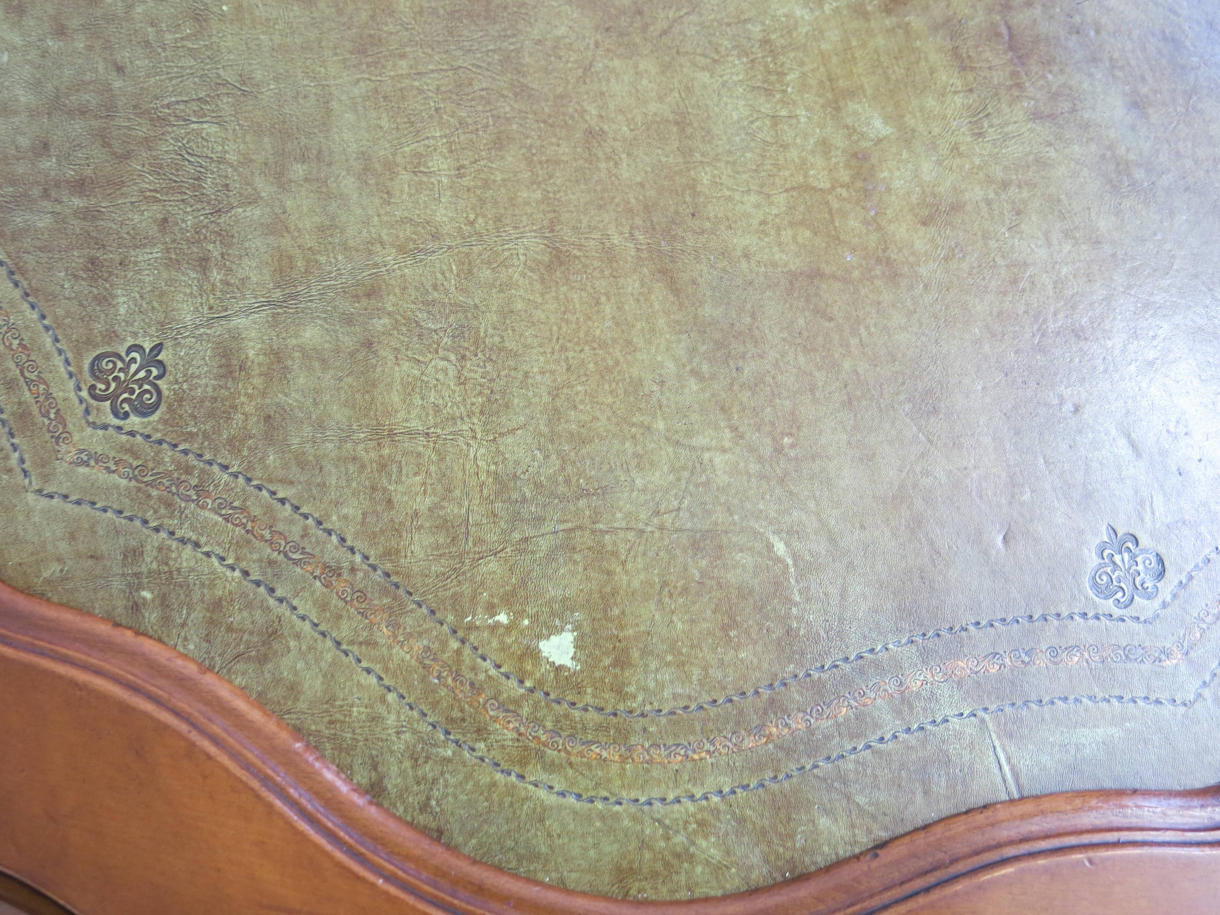 Table basse English Regency en acajou sculpté et cuir olive