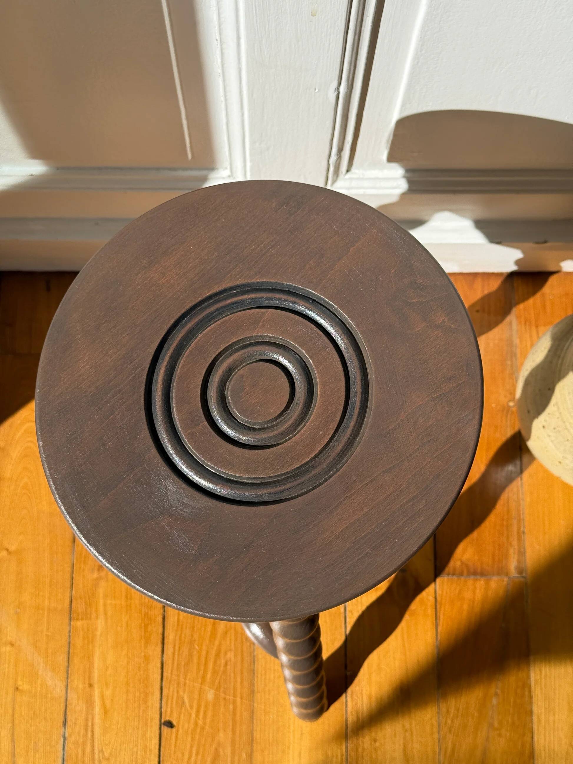 Tabouret tripode en bois tourné