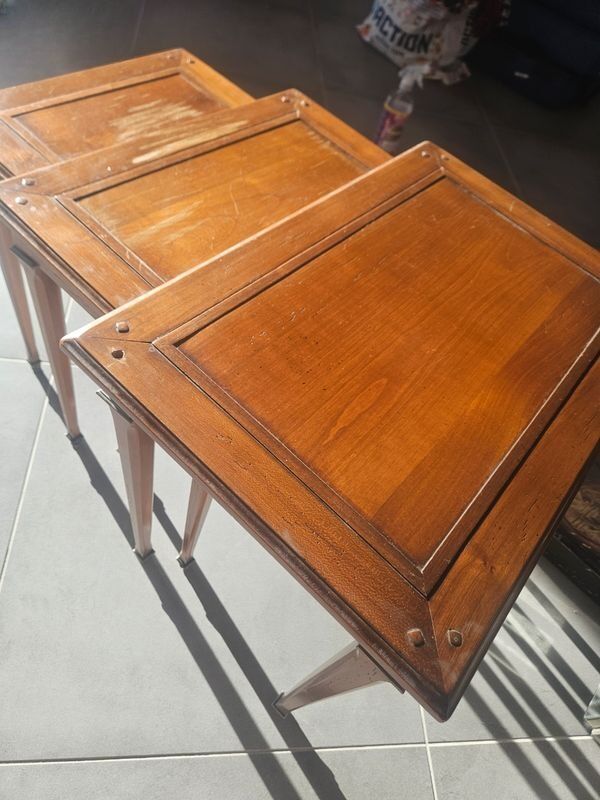 Set of 3 nesting tables in solid wood.