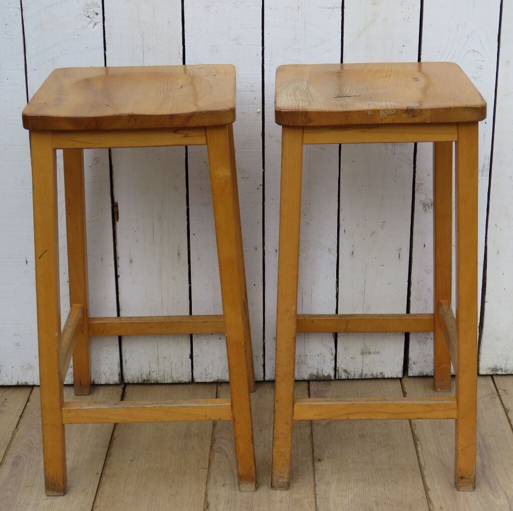 Deux paires de grands tabourets de bar anglais vintage