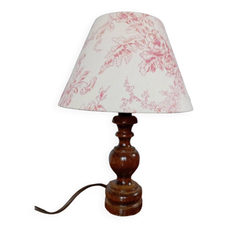 Lampe à poser abat jour toile de Jouy crème/rose, pied bois tourné 1960
