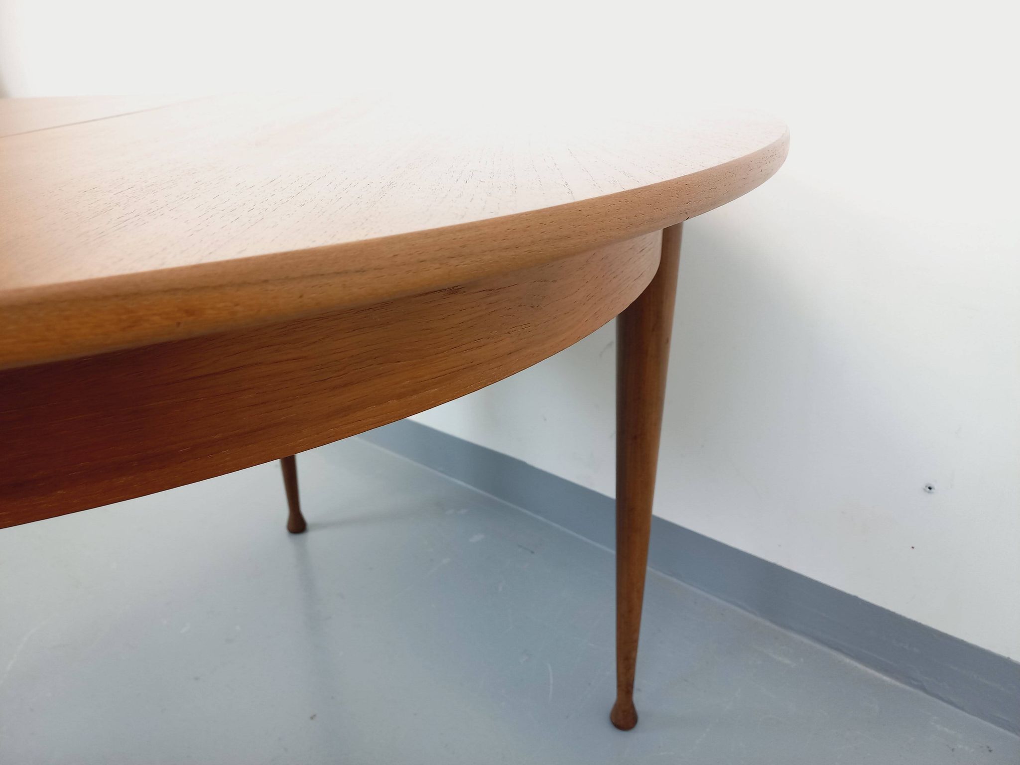 Round dining table in vintage Scandinavian style from the 50s and 60s in teak.