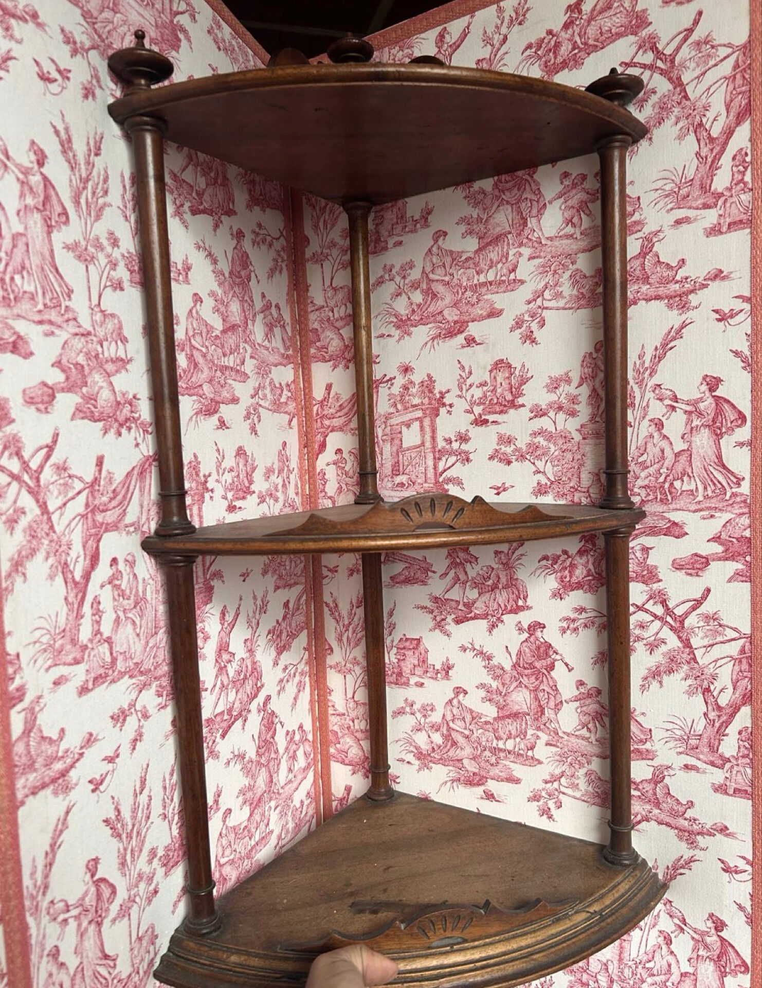 Small 19th-century corner shelf in walnut – beautiful cabinetmaking work.