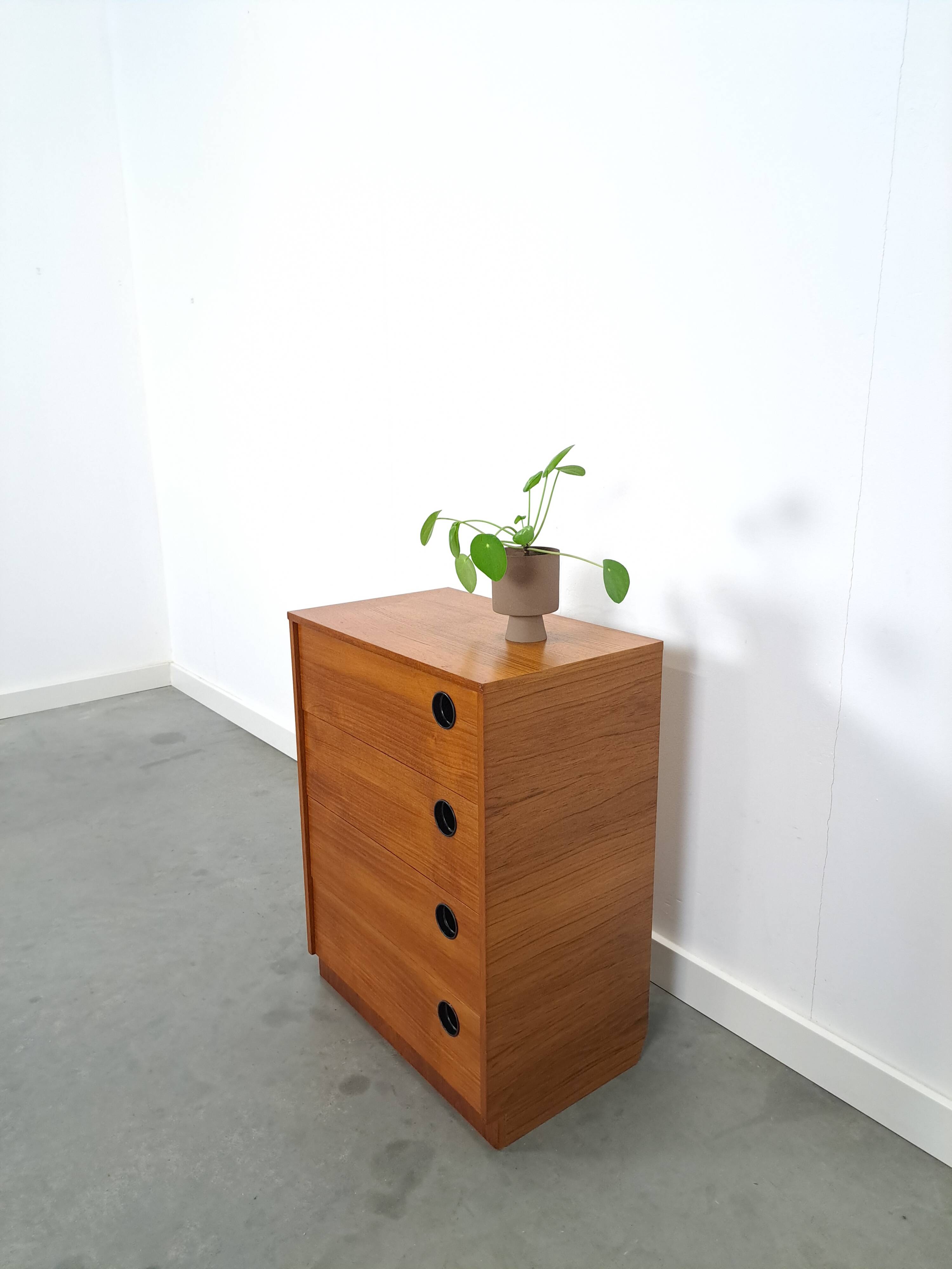 Schoenenkast met zwarte ronde grepen, nr. 1