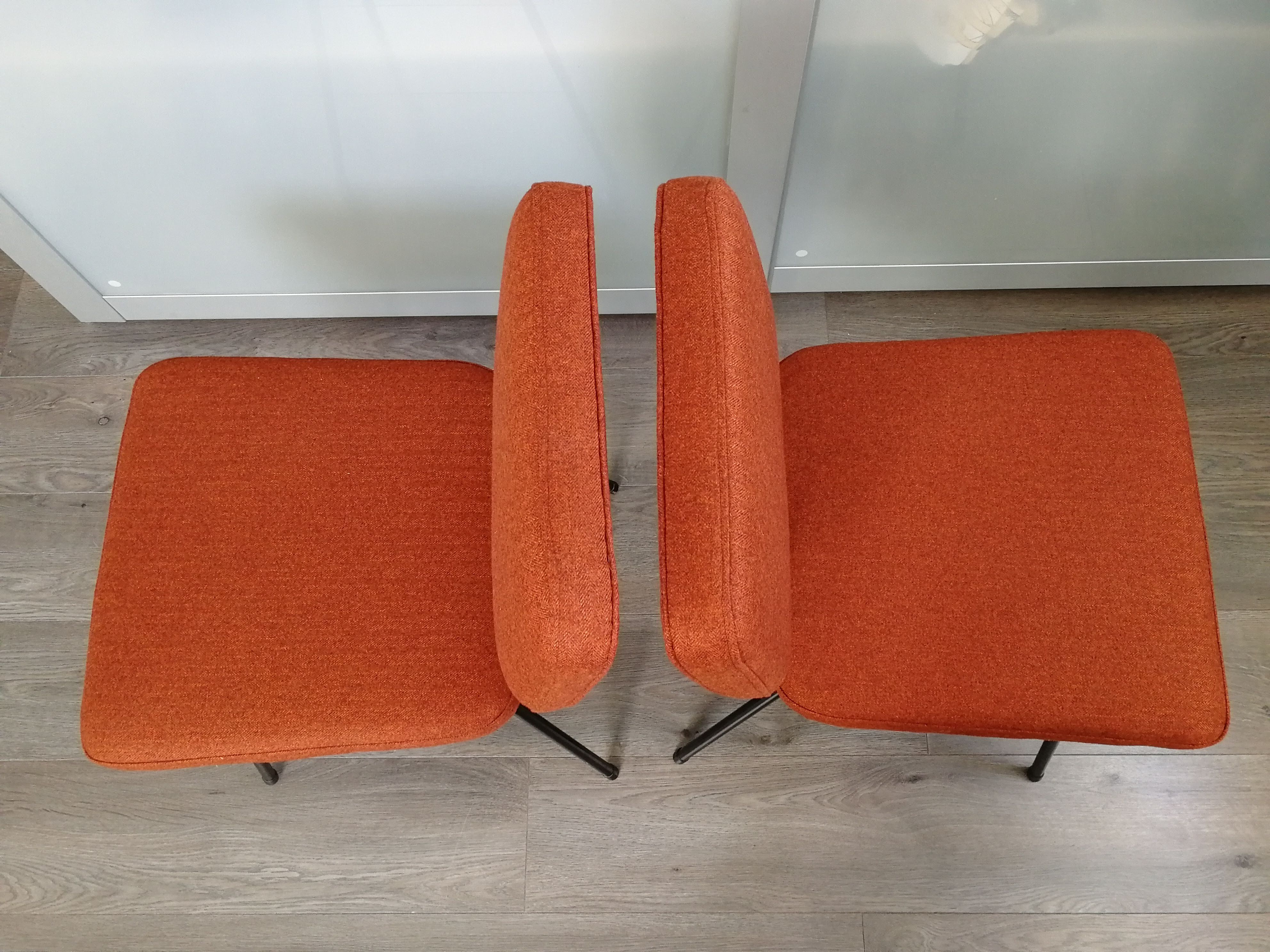 Paire de chaises C57 par Paul Geoffroy édition Airborne