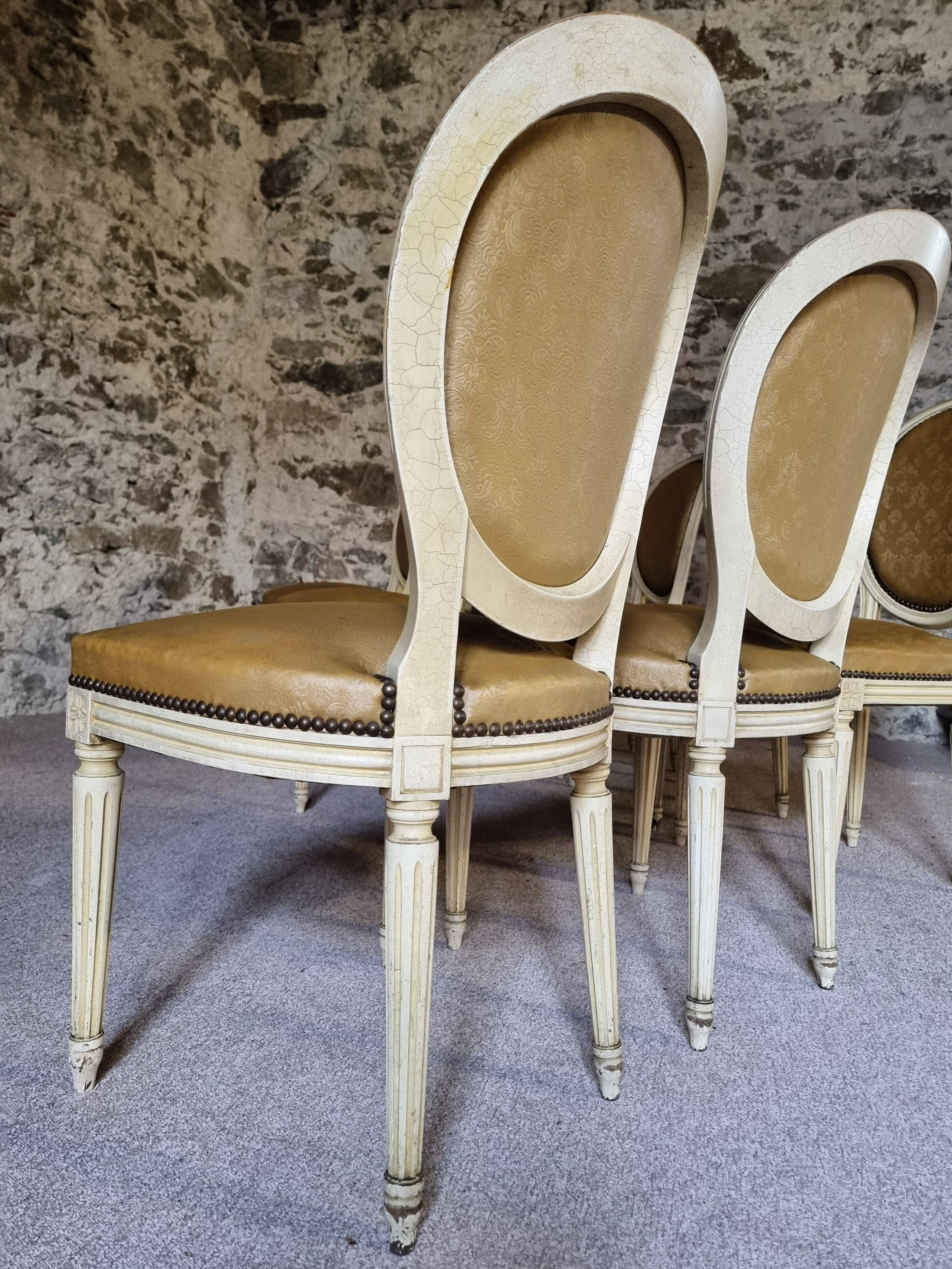 Chaises de salle à manger Louis XVI vintage – Ensemble de 8 chaises françaises sculptées en bois avec revêtement en simili cuir damassé caramel, années 1920/1930