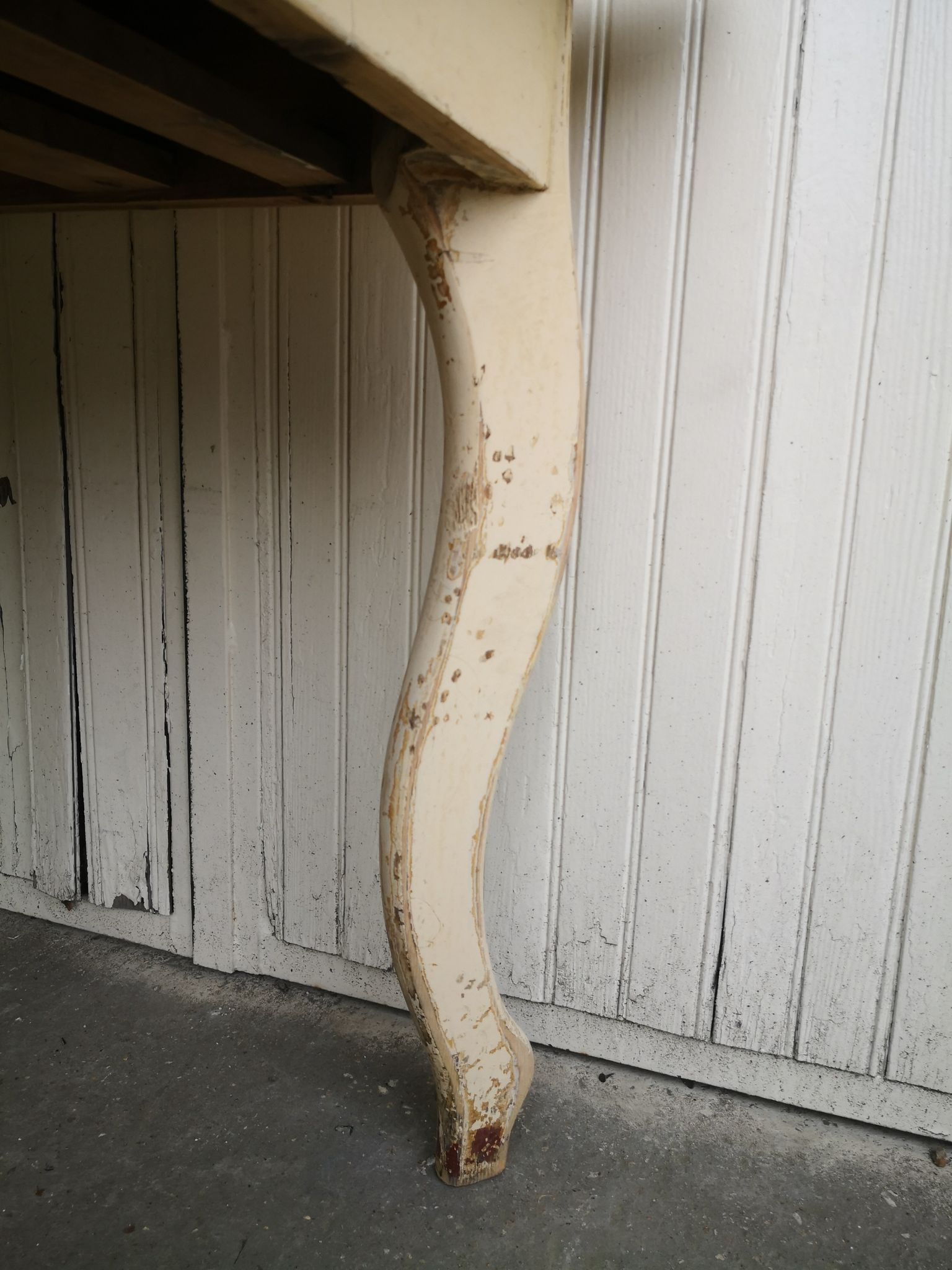 Table de cuisine vintage en bois, pieds courbés