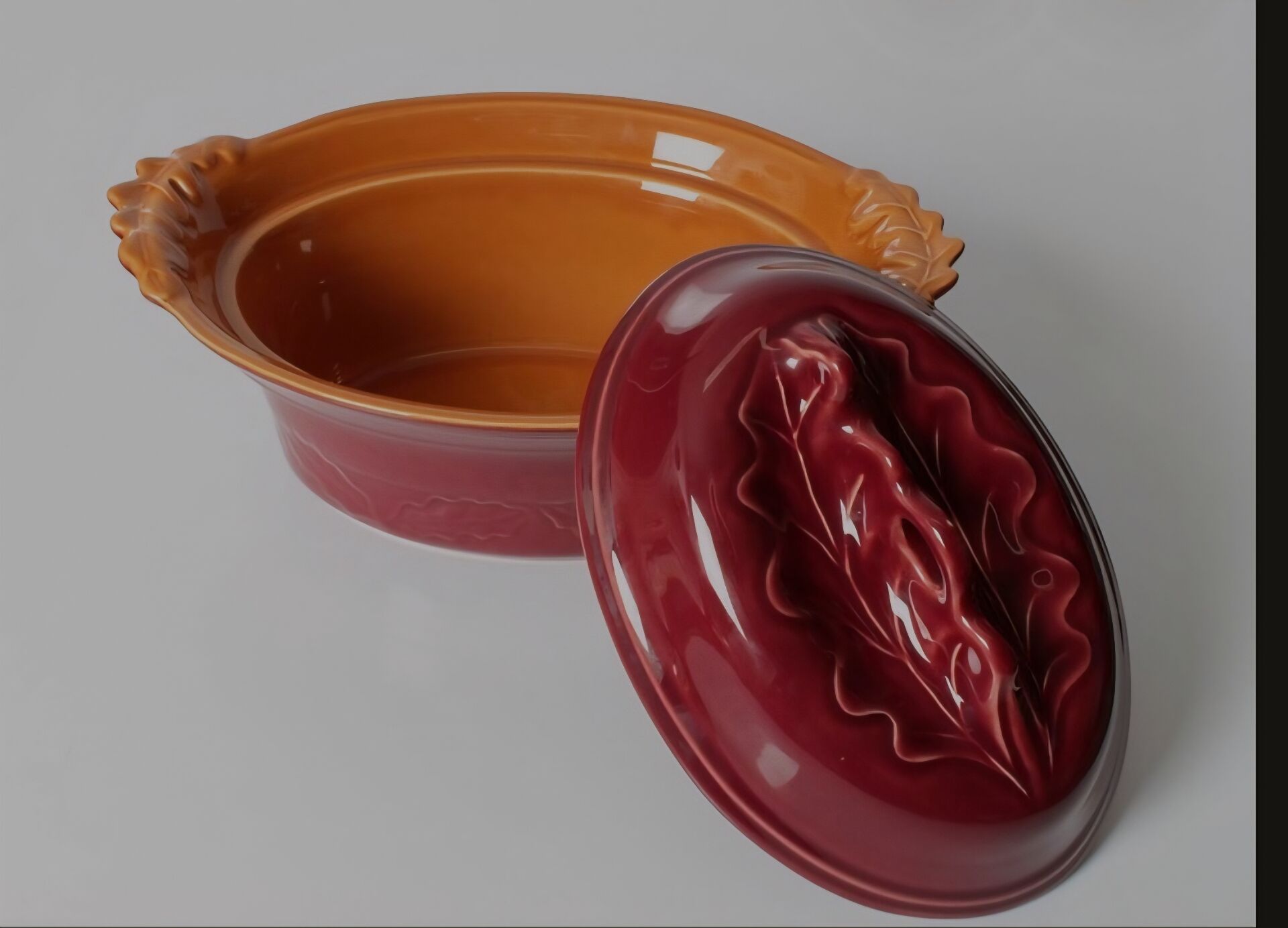 Casserole / covered gratin dish called Autumn Leaf Holky in ceramic.