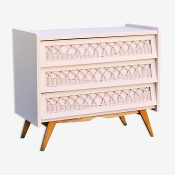 Commode en rotin peinte en beige rosé