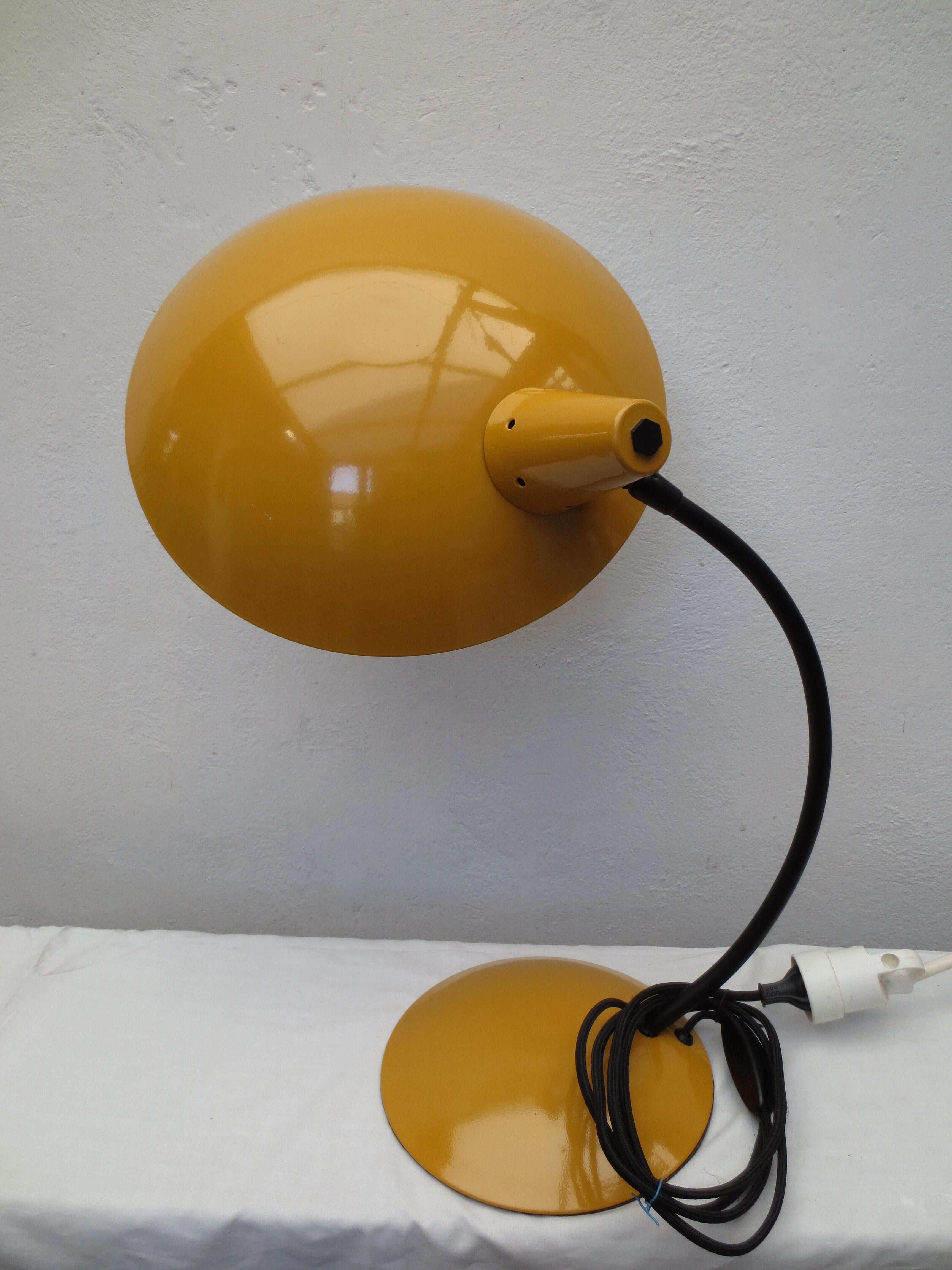 Lampe de table en métal jaune moutarde