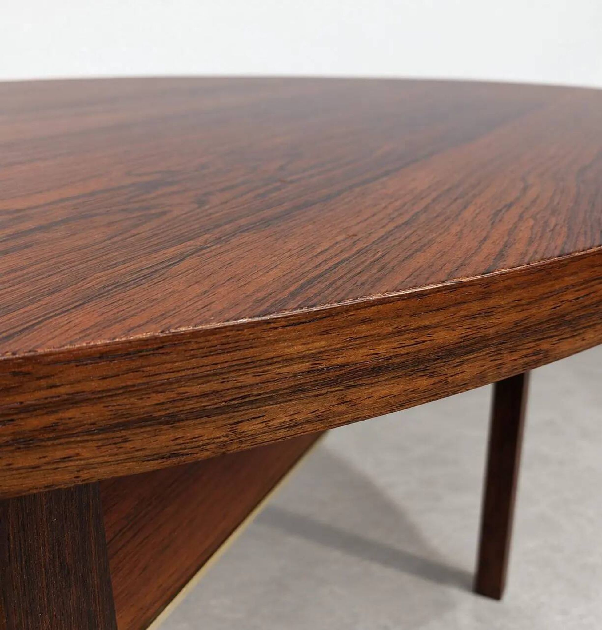 Extendable round rosewood dining table