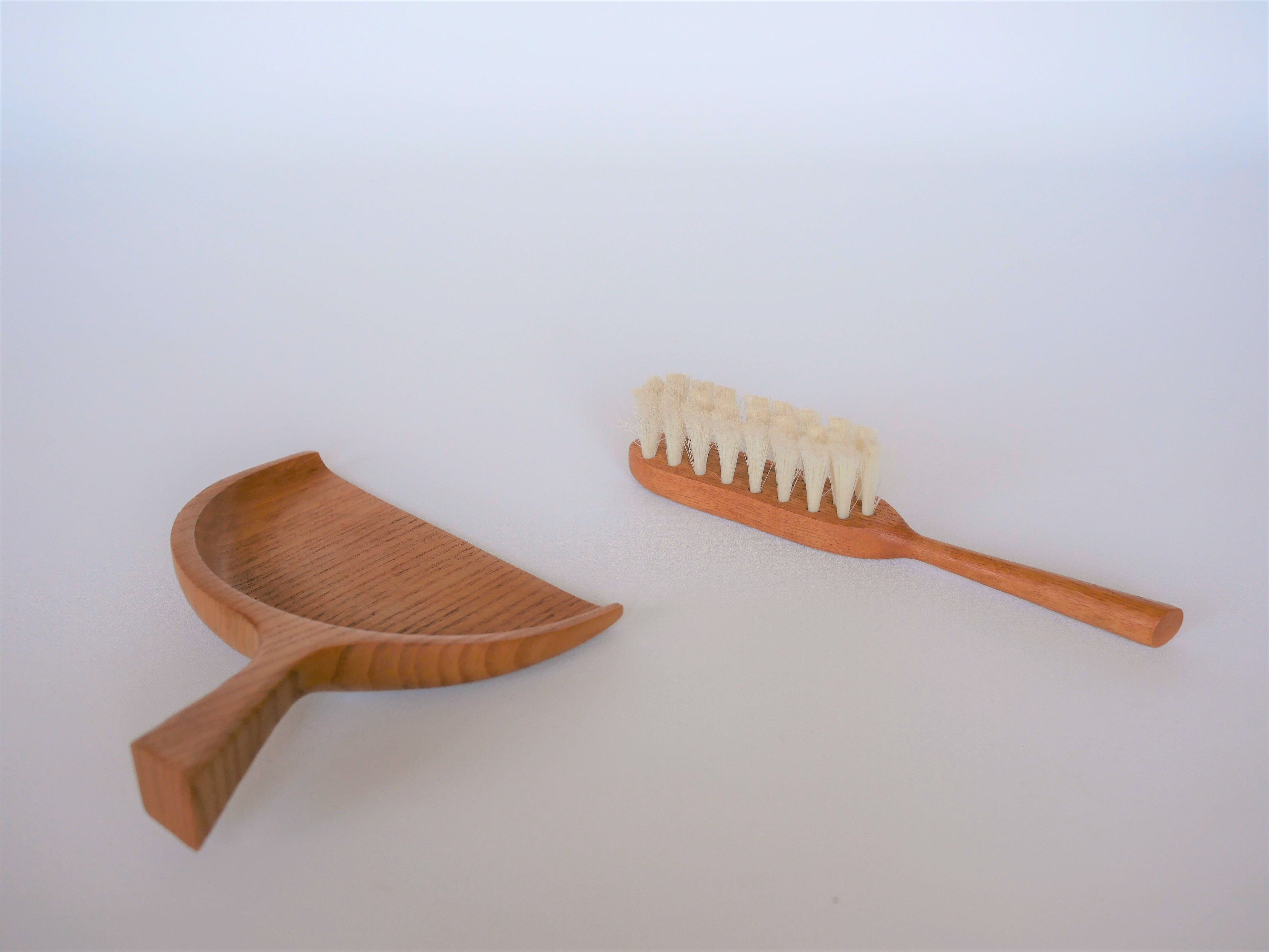 Wooden table shovel and sweeper