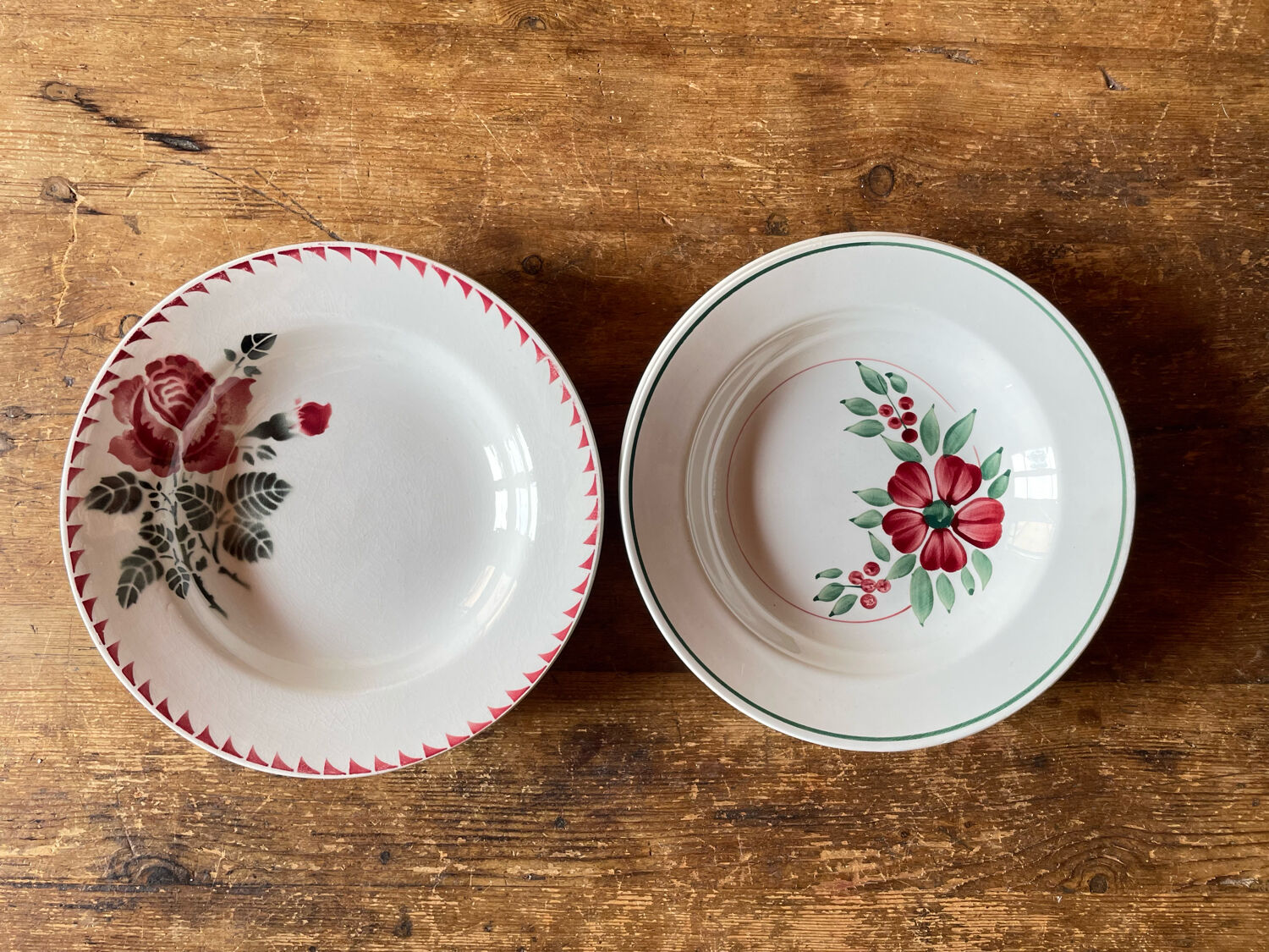 Mismatched plates l'Amandinoise