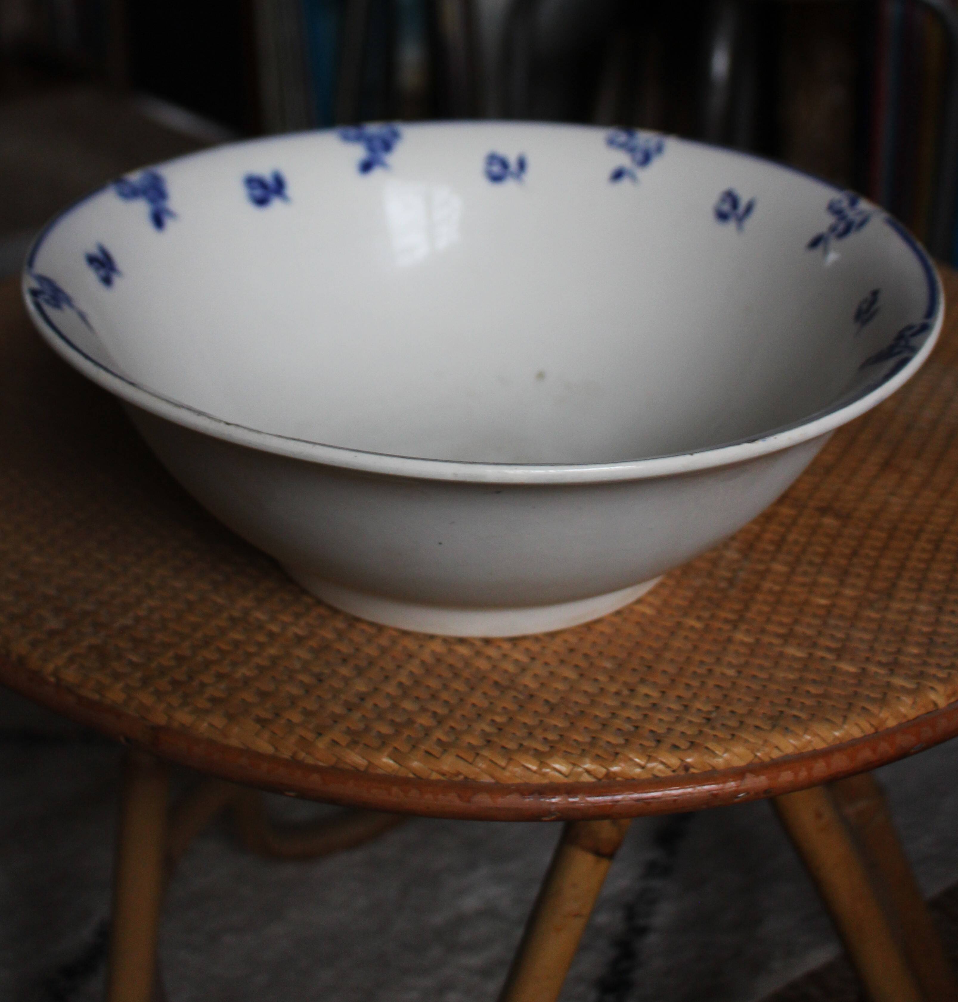 Blue salad bowl with Digoin Art Deco flowers