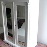 Wall cabinet with mirror