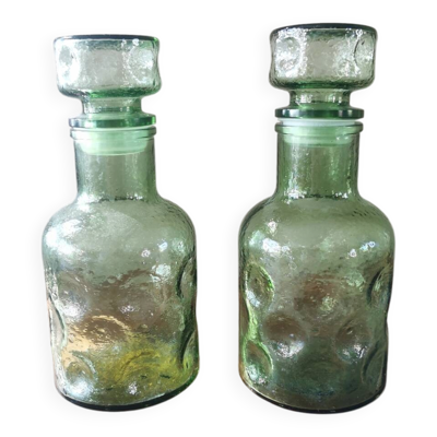 Paire de carafes en verre vert, années 70