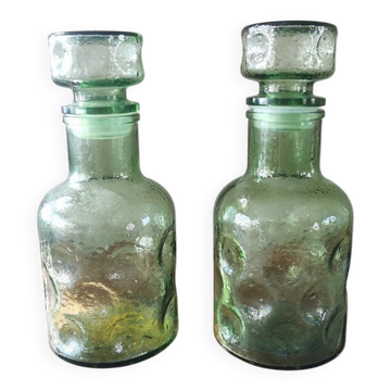 Paire de carafes en verre vert, années 70