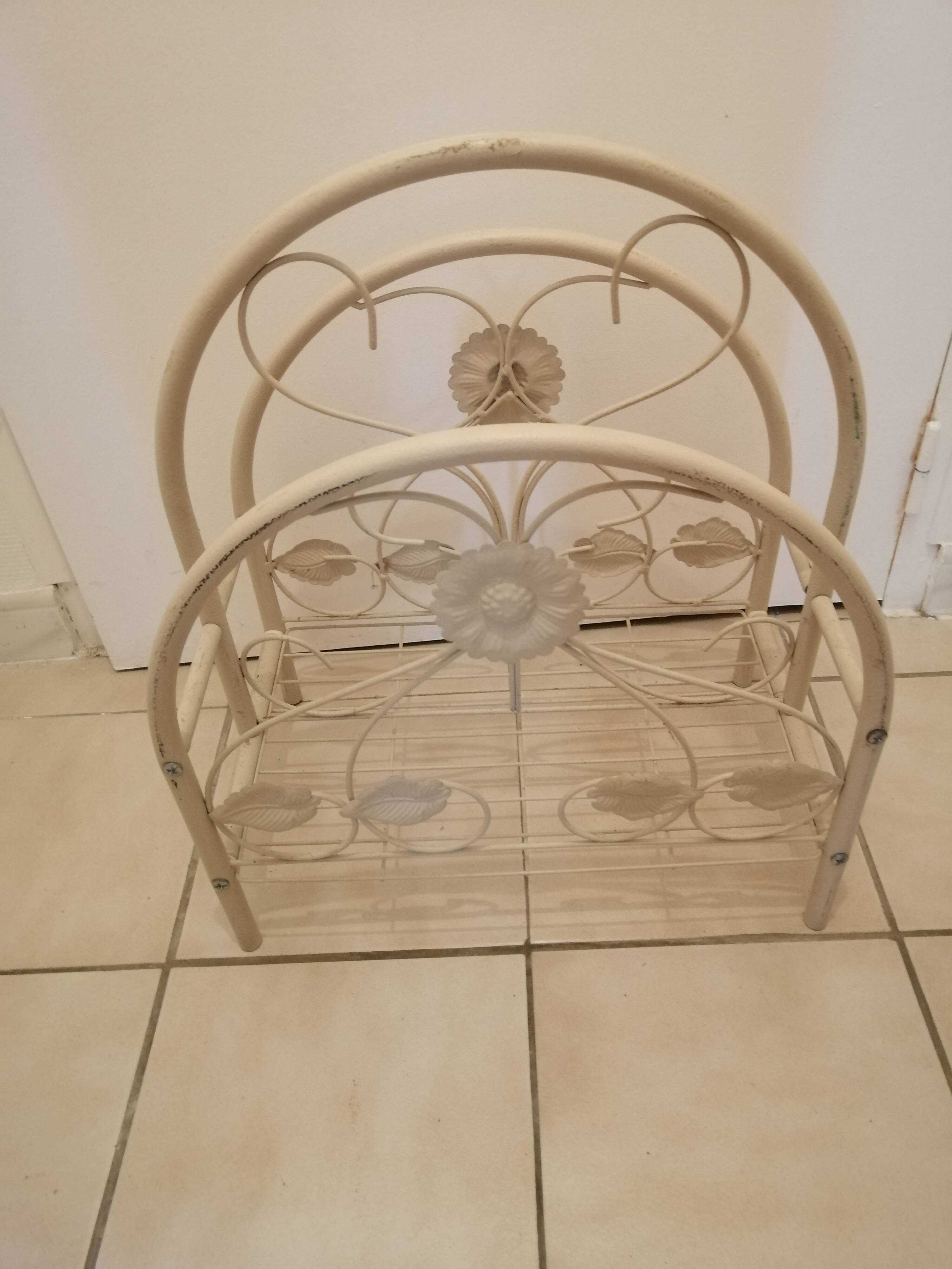 Metal magazine holder