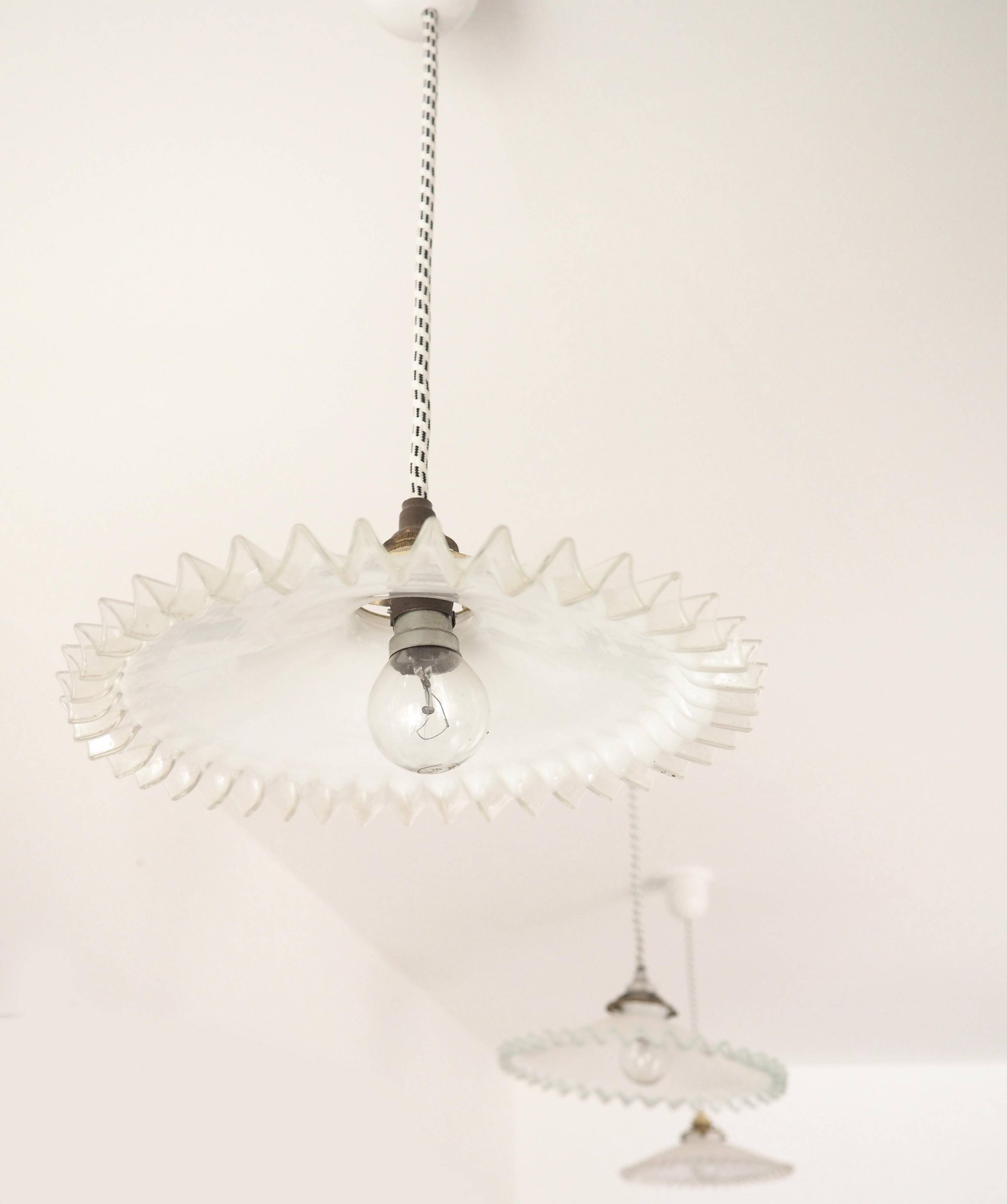 Serrated opaline suspension