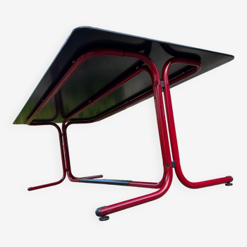 Grande table design vintage, structure tubulaire et plateau verre noir