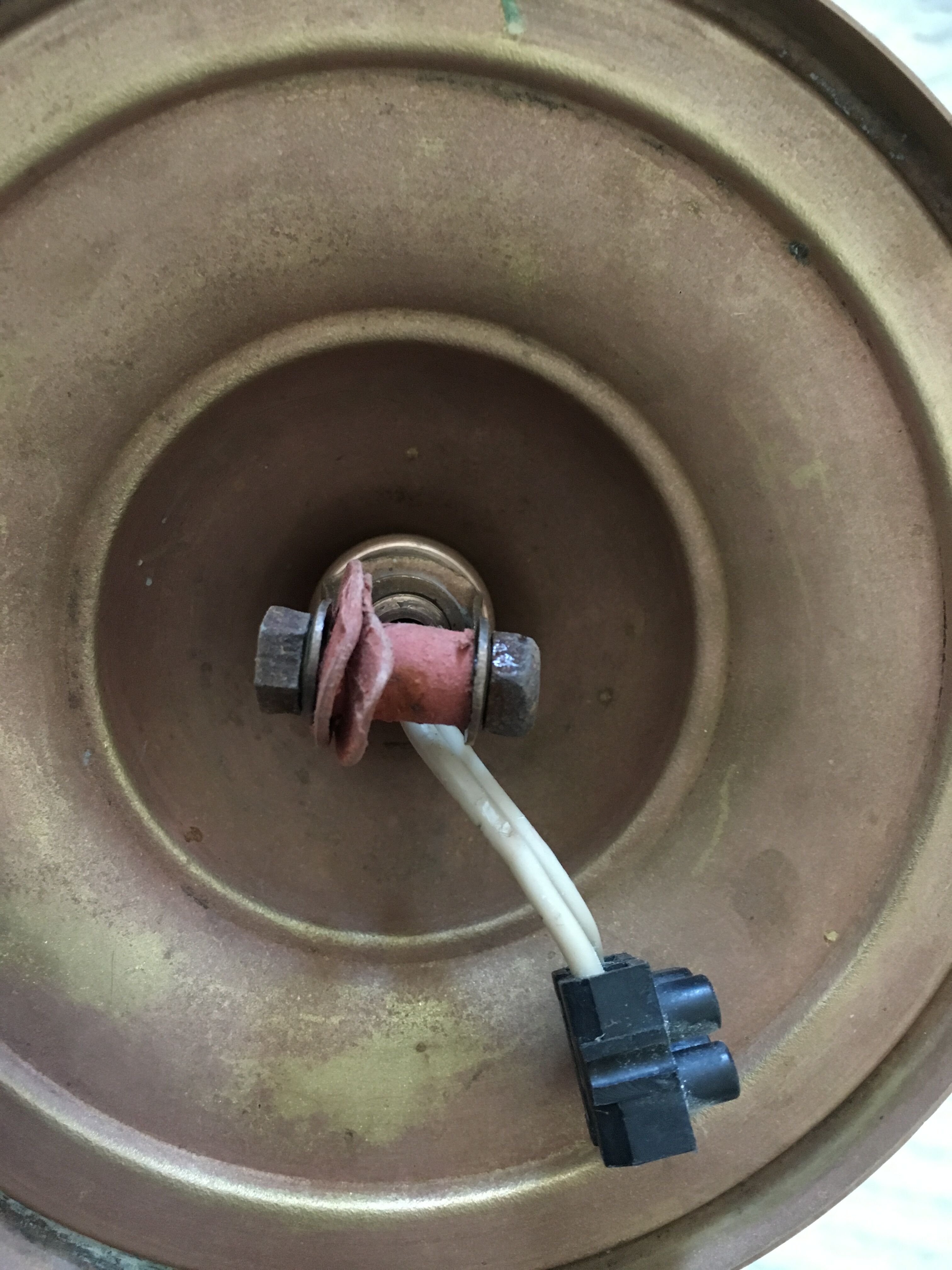 Plafonnier en forme d’obus en verre ciselé