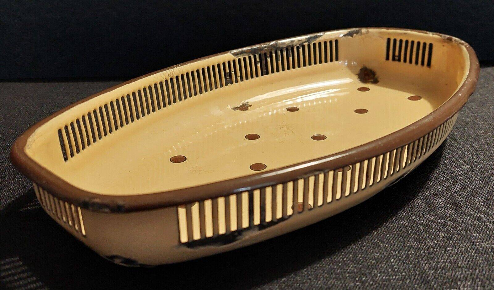 Bread basket in enameled sheet metal with brown dots, first half of the 20th century