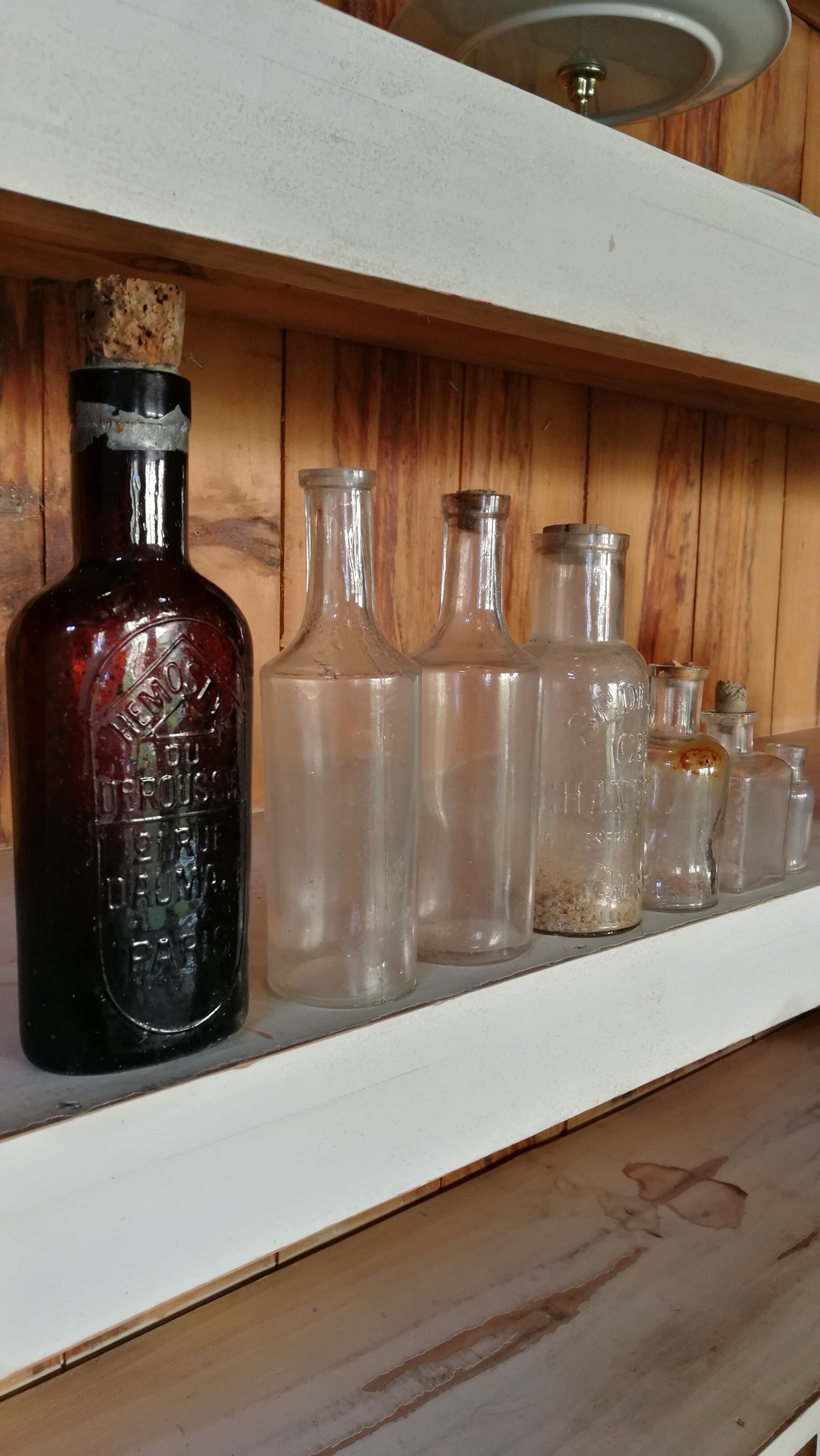 Lot d'anciens flacons de droguerie, d'herboriste et d'apothicaire