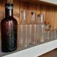 Lot d'anciens flacons de droguerie, d'herboriste et d'apothicaire