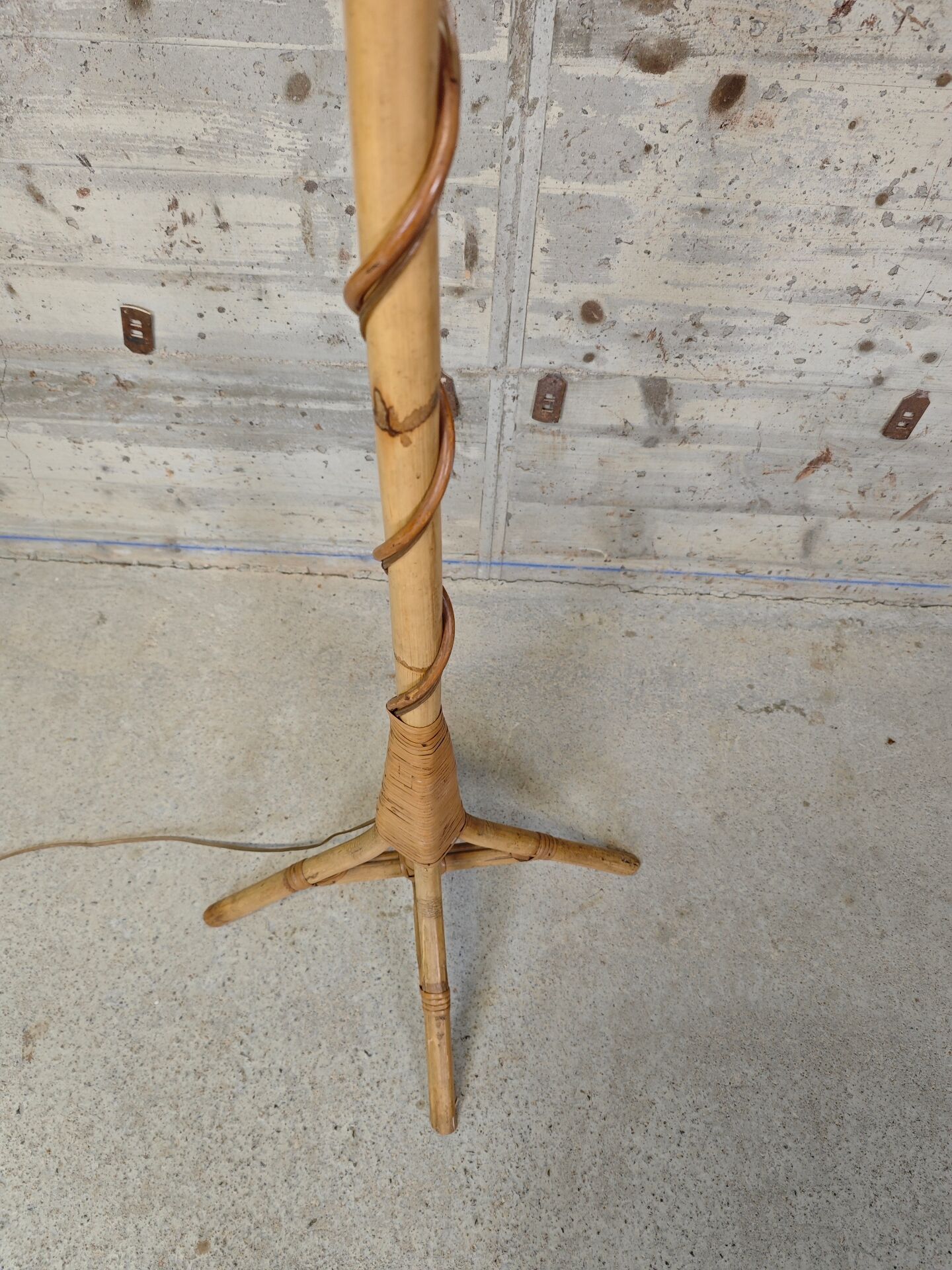 Lampadaire vintage en rotin