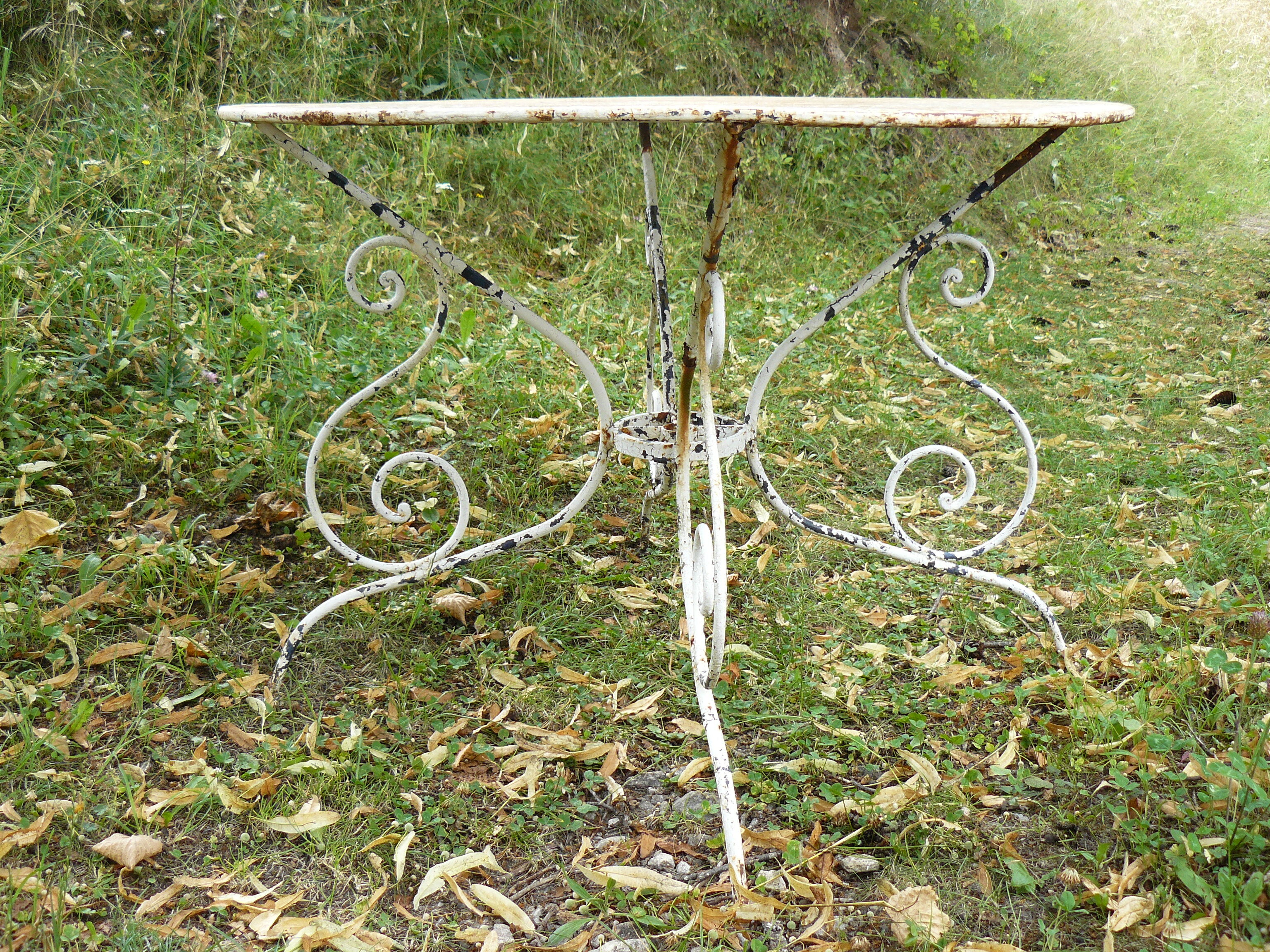 Garden round table in iron