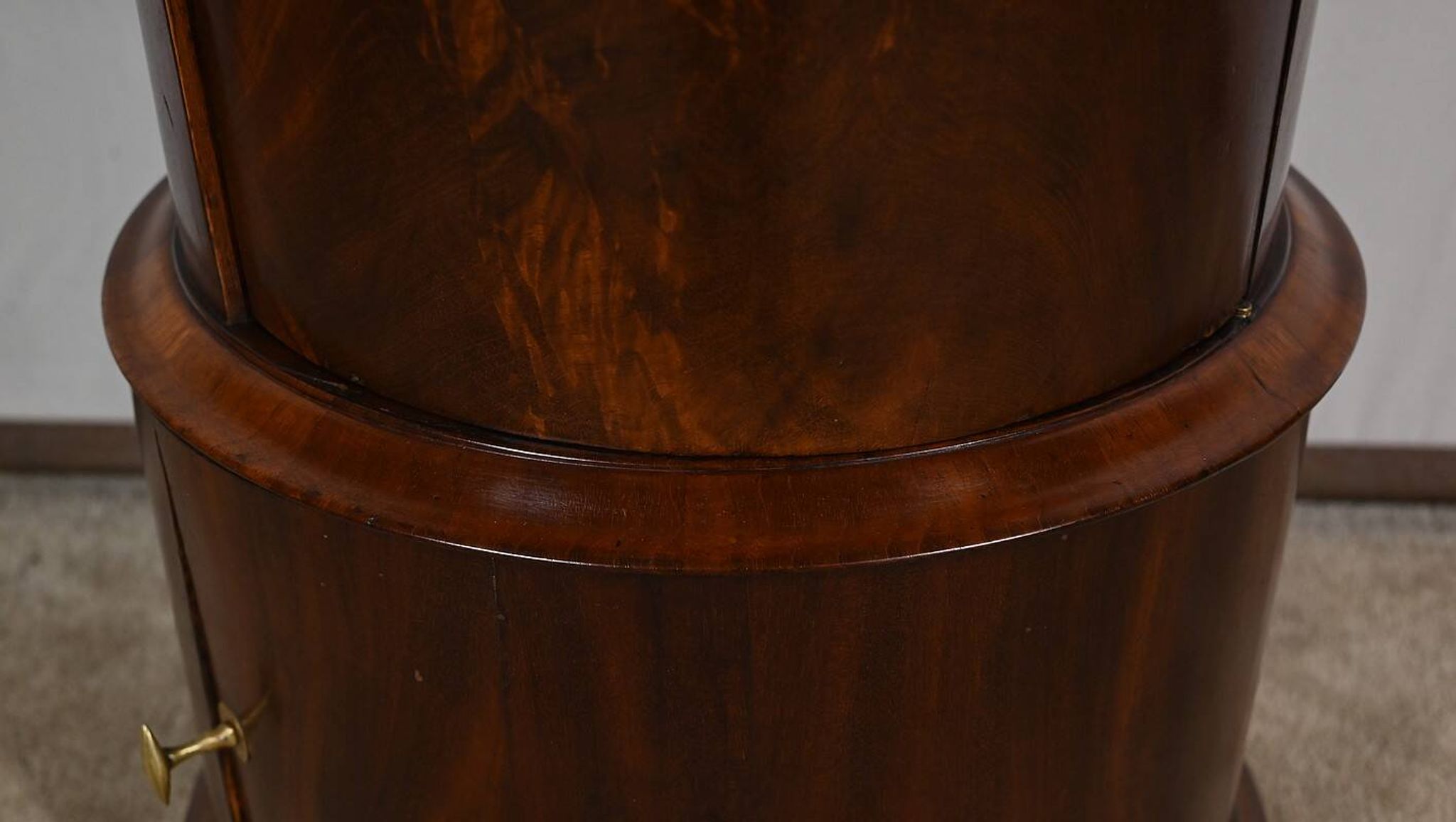 Rare Somno with two doors in Burl Mahogany, Empire period – Early 19th century