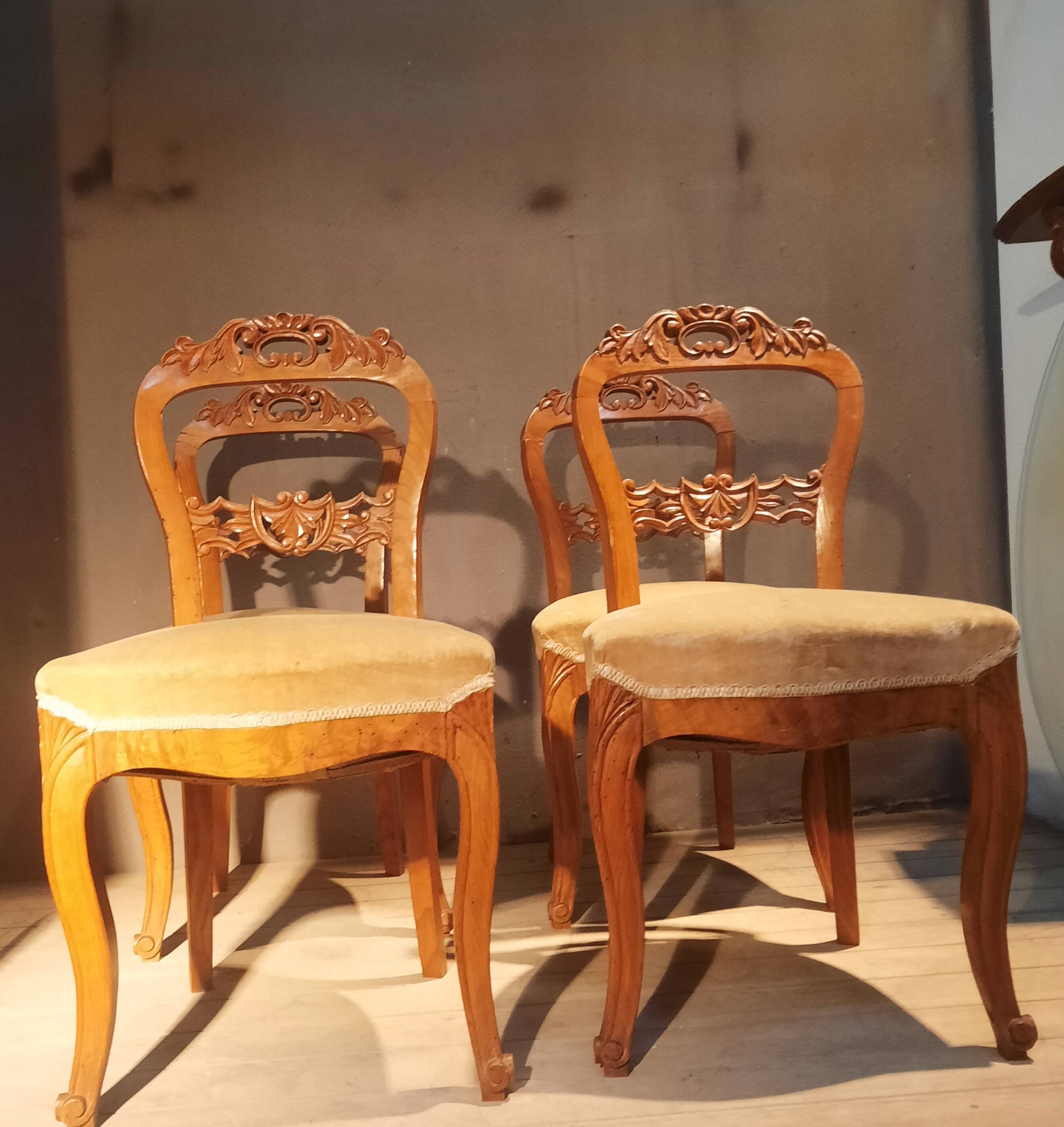 Set of 4 blond braked chairs