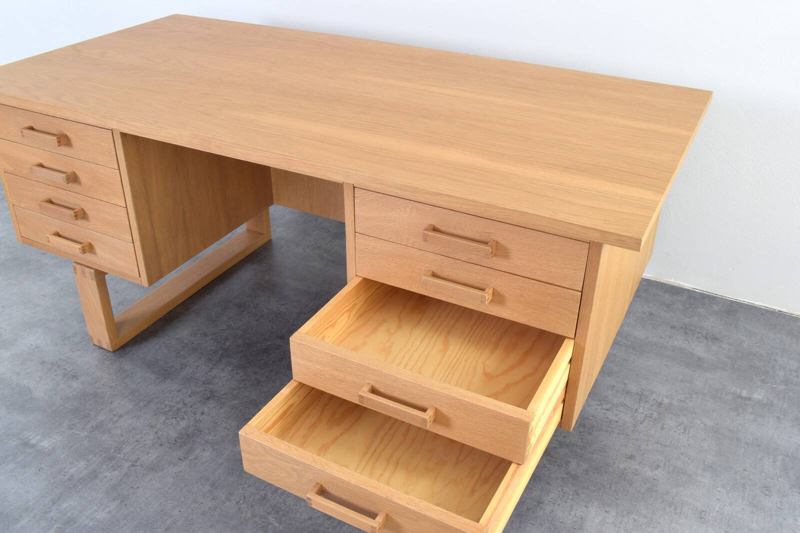 Mid-Century Oak Freestanding Desk by Torben Valeur & Henning Jensen for Dyr