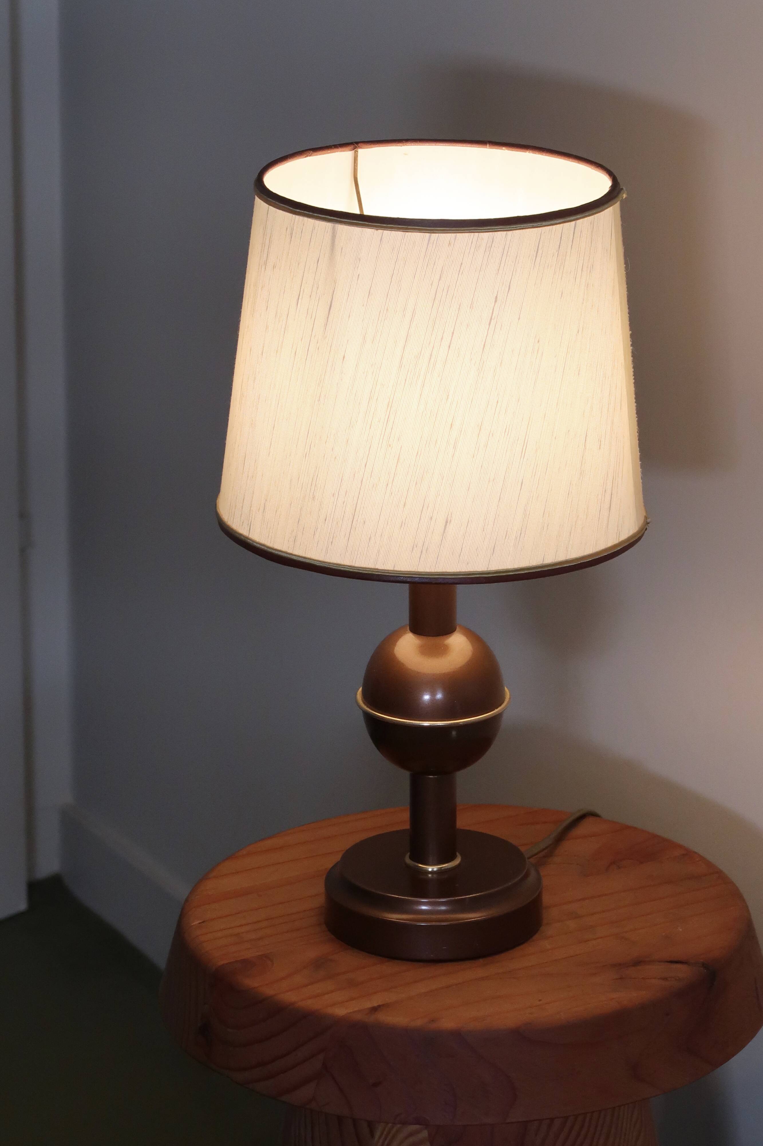 Lampe marron et dorée en métal, abat jour beige, années 70