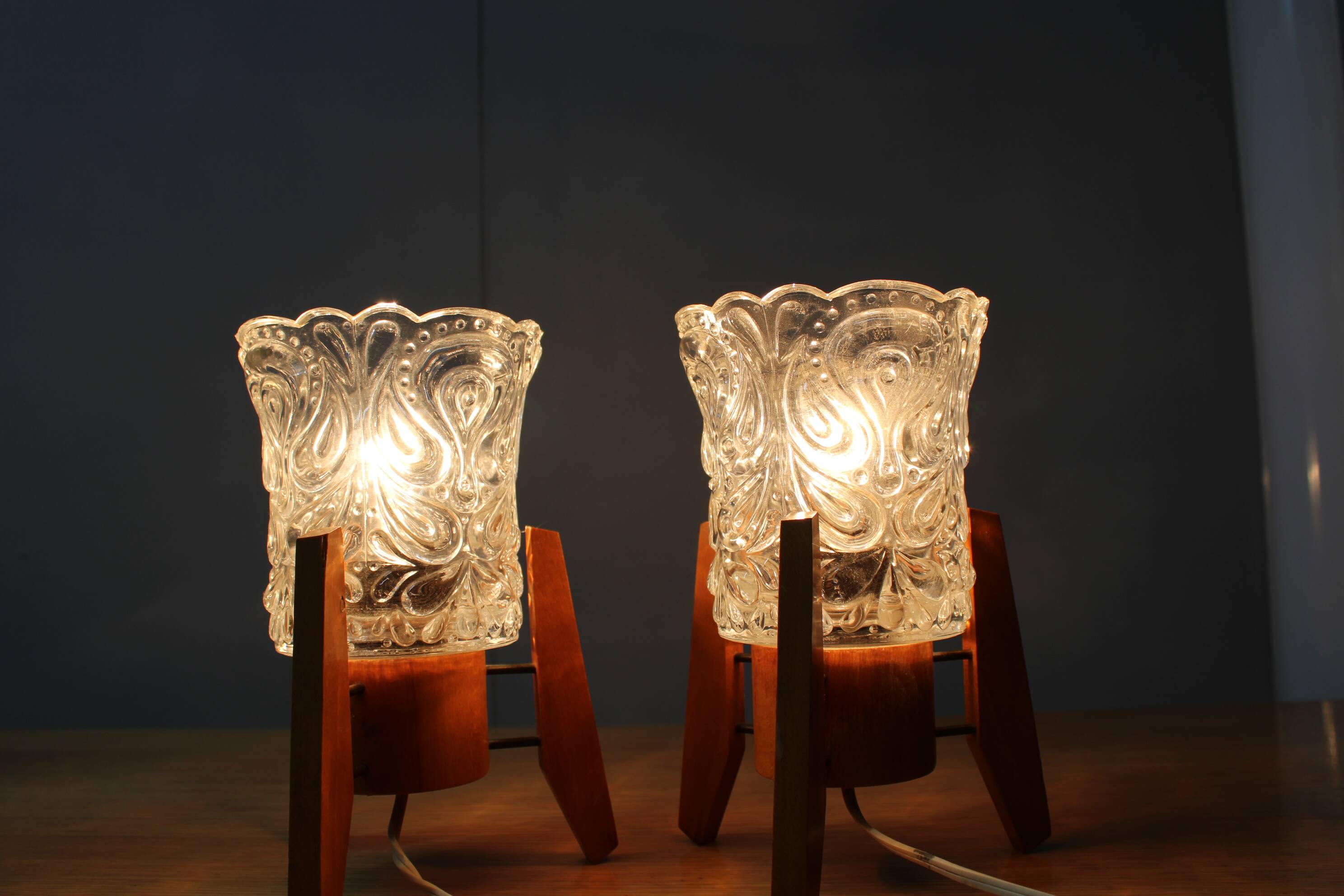 Paire de lampes de table en bois et verre jaune des années 1970 en style mid-century.