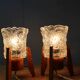 Paire de lampes de table en bois et verre jaune des années 1970 en style mid-century.