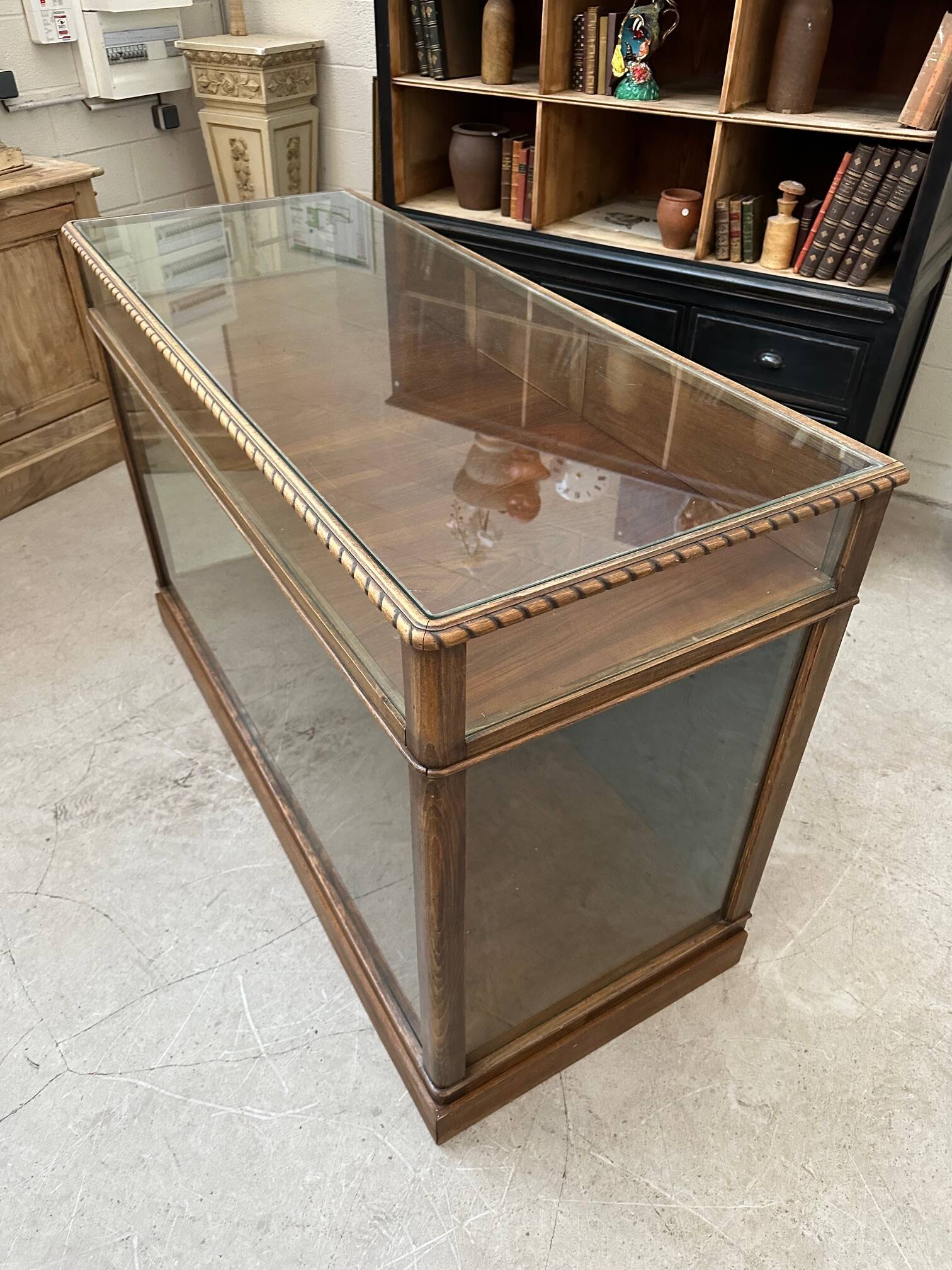 Early 20th century display counter