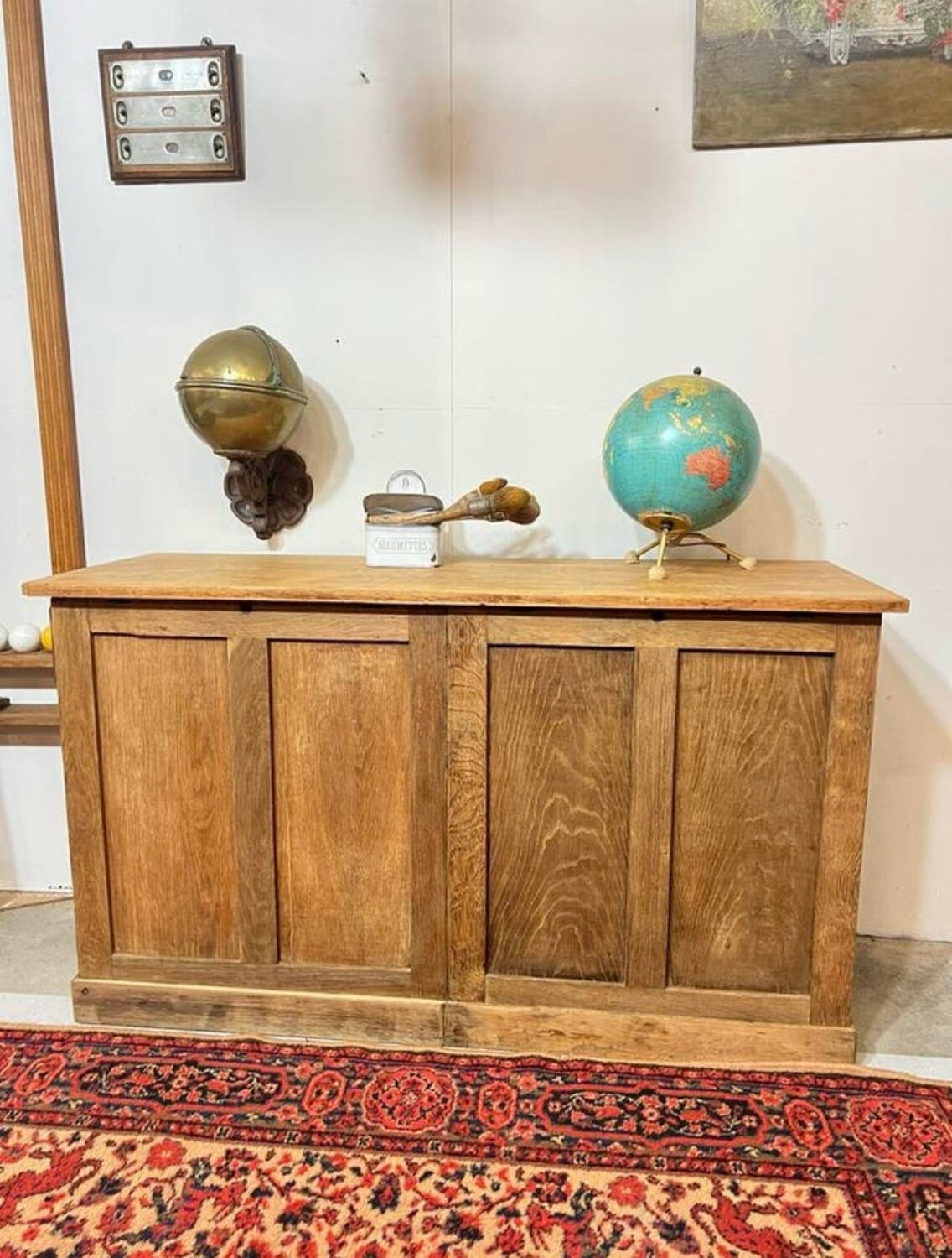 Ancien buffet en chêne à tiroirs