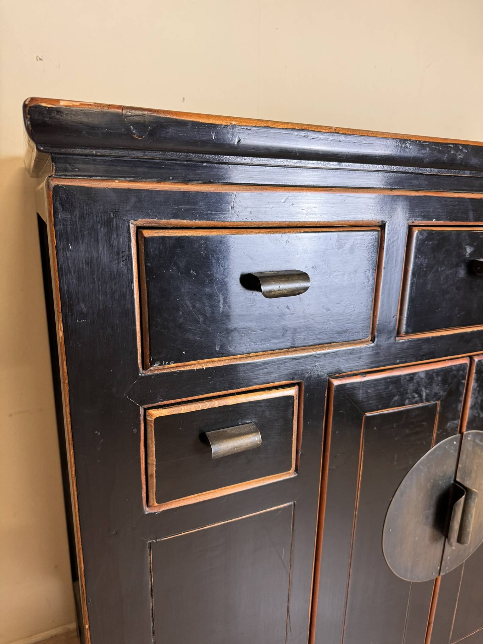 Chinese chest of drawers in black and gold lacquer