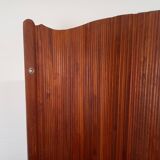 Undulating slatted screen