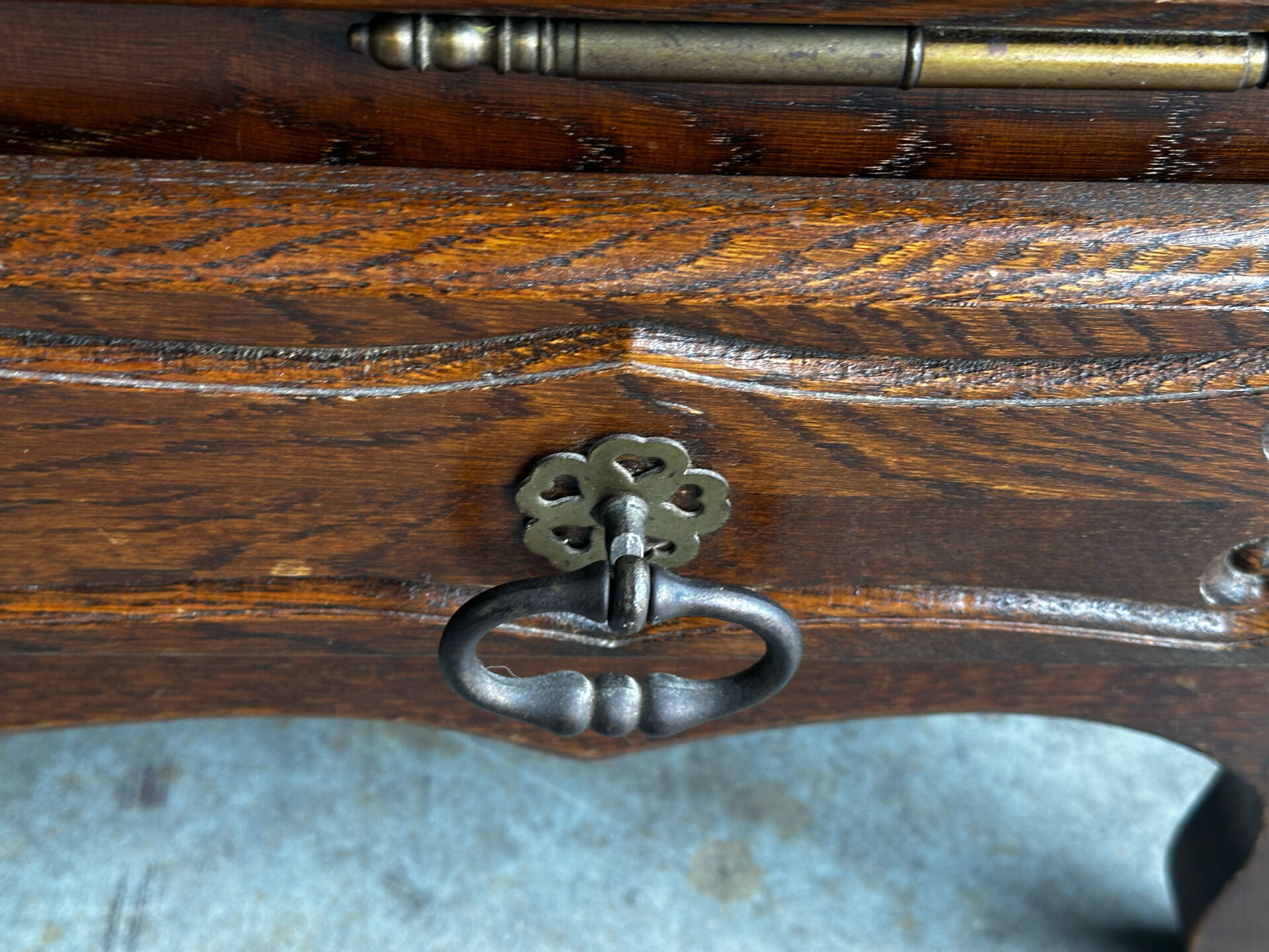 Petite commode en chêne à abattant – Mid-Century