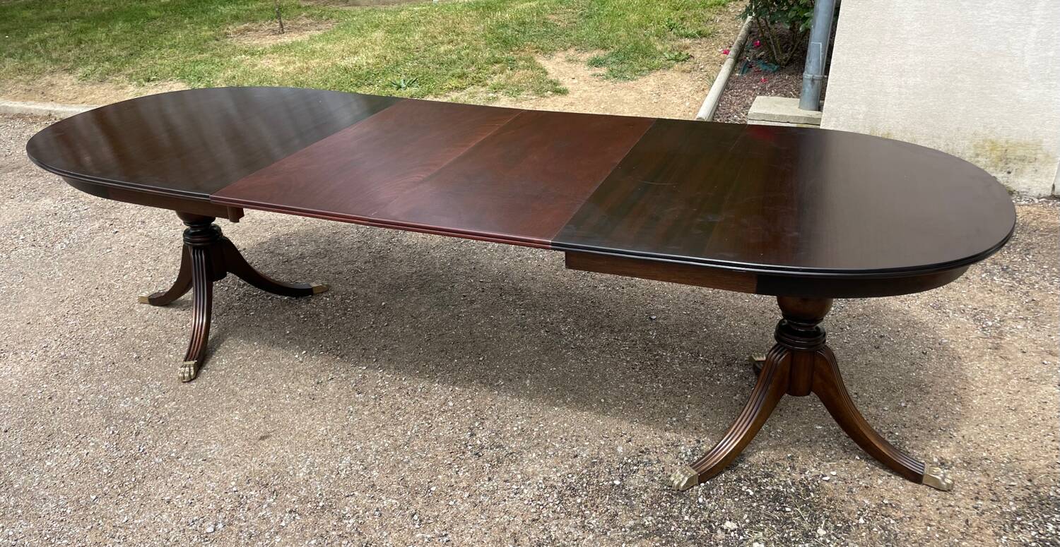 Table with two extensions and 6 mahogany chairs from the 19th century.