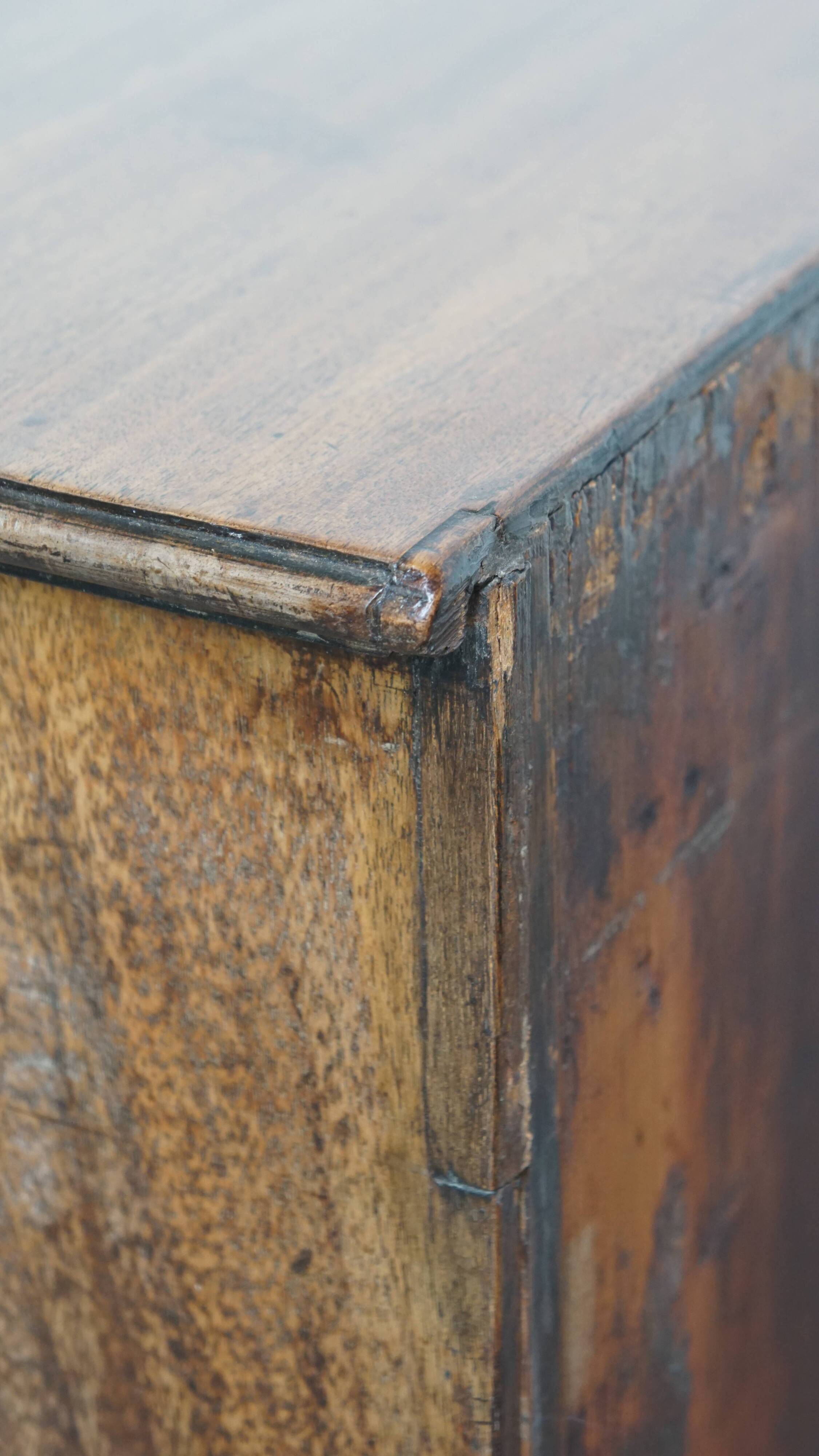 Antique 18th-Century English Chest of Drawers with Brushing Slide