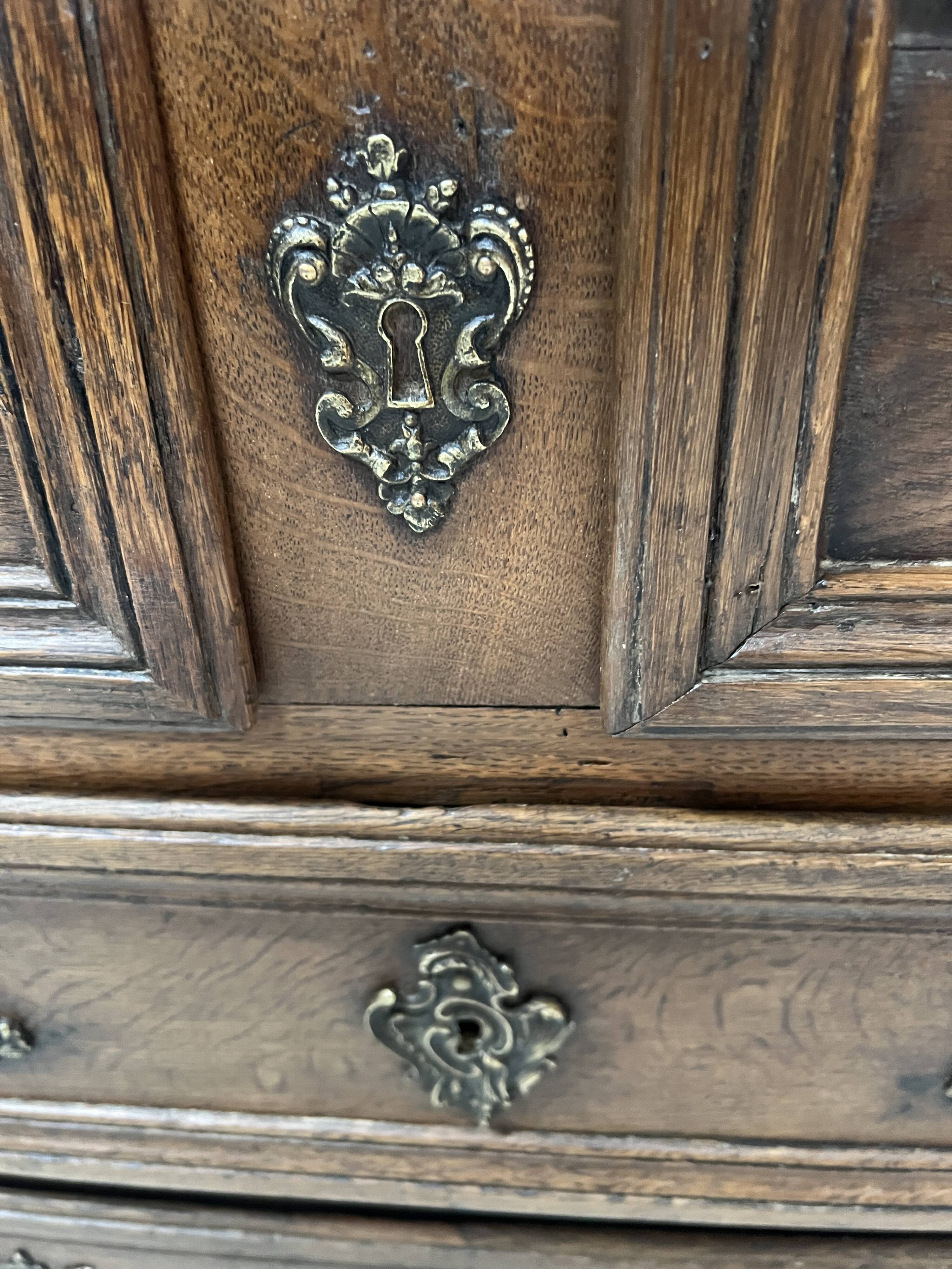 Louis XIV style chest of drawers in solid oak, 18th century