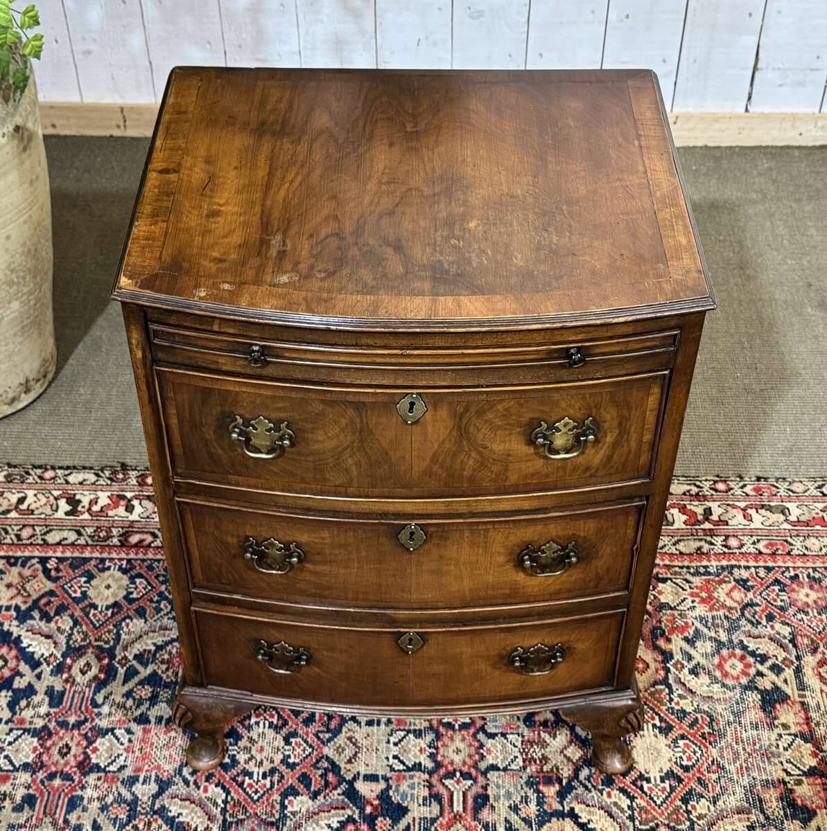 Commode anglaise en noyer des années 1950